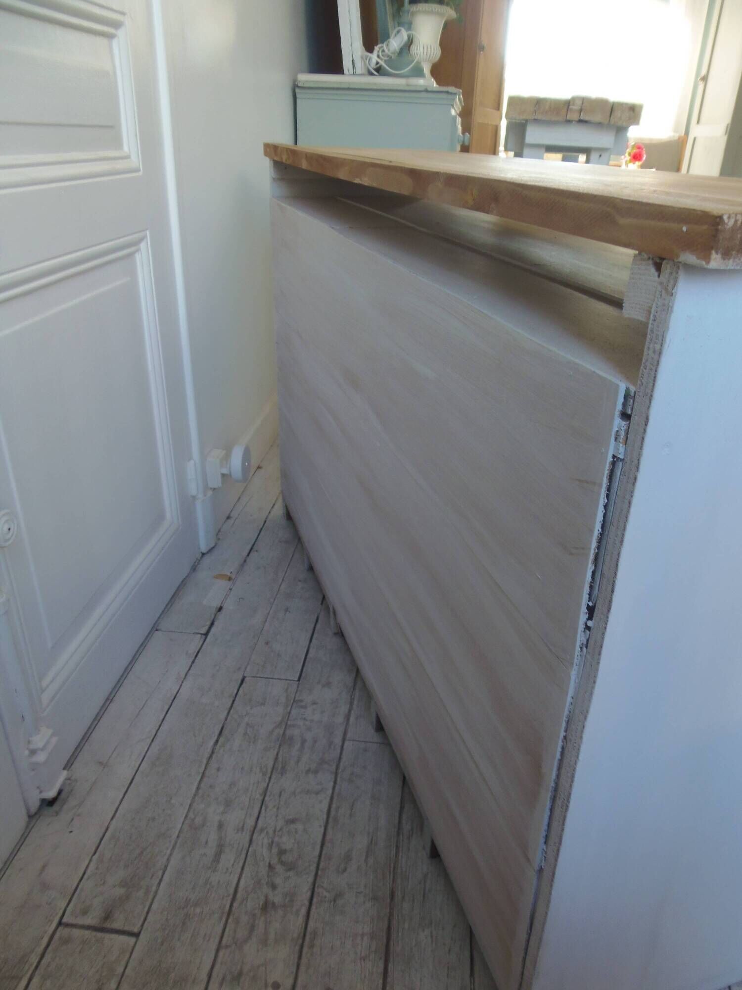 Meuble de métier vintage patiné gris perle, plateau bois.