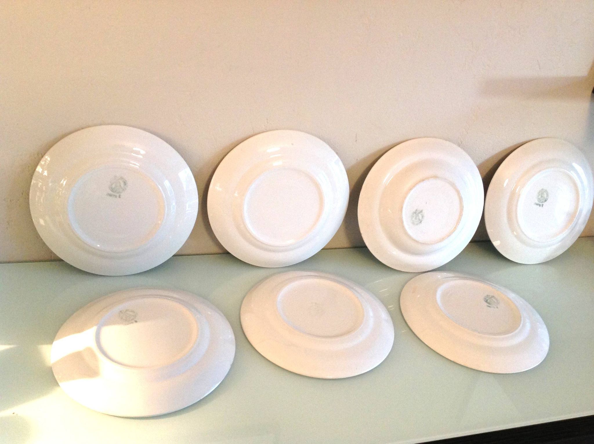 Set of six flat plates and one Moulin des Loups bowl, green tablecloth model/1950s-1960s