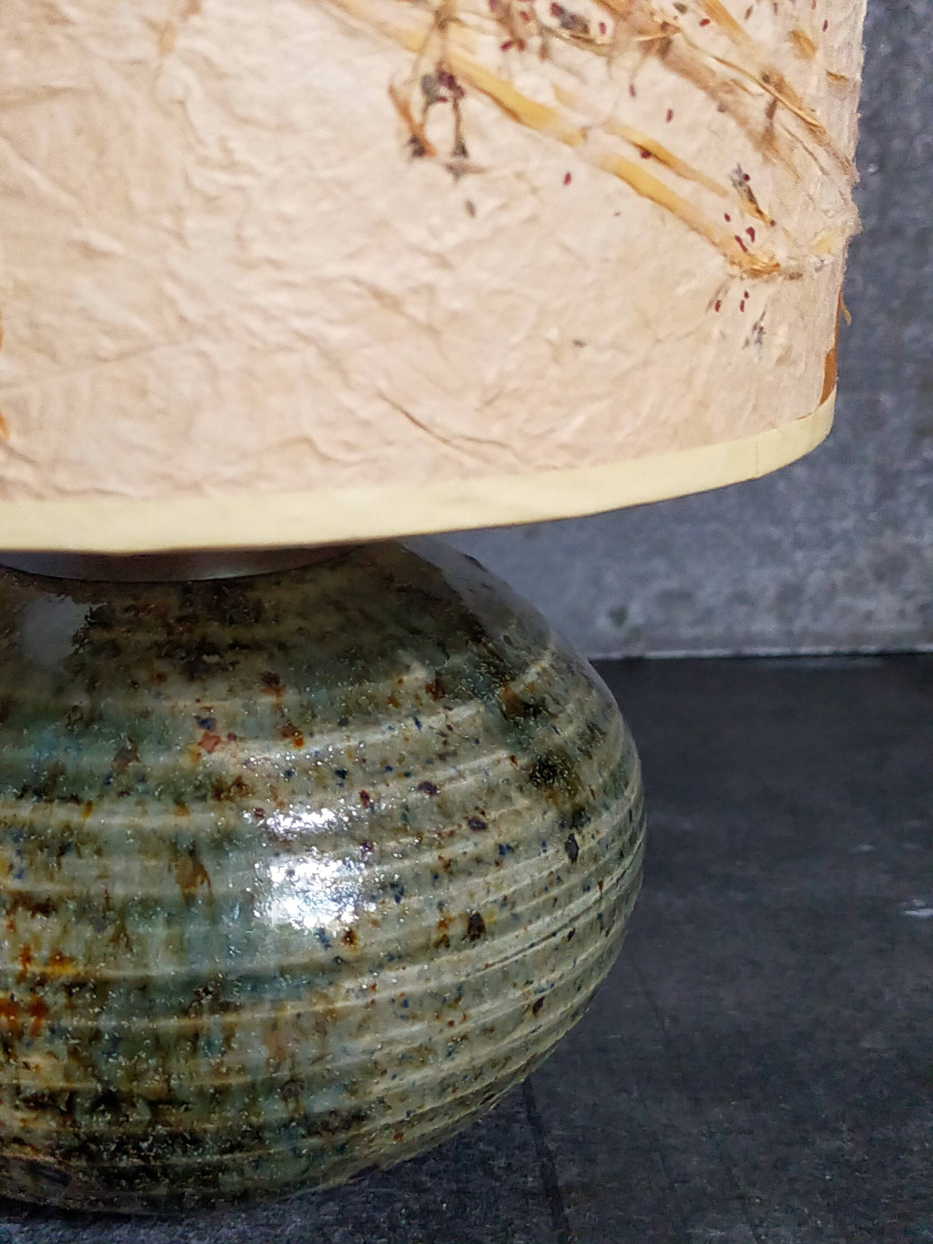 Lampe d'appoint vintage en grès émaillé, abat-jour herbier