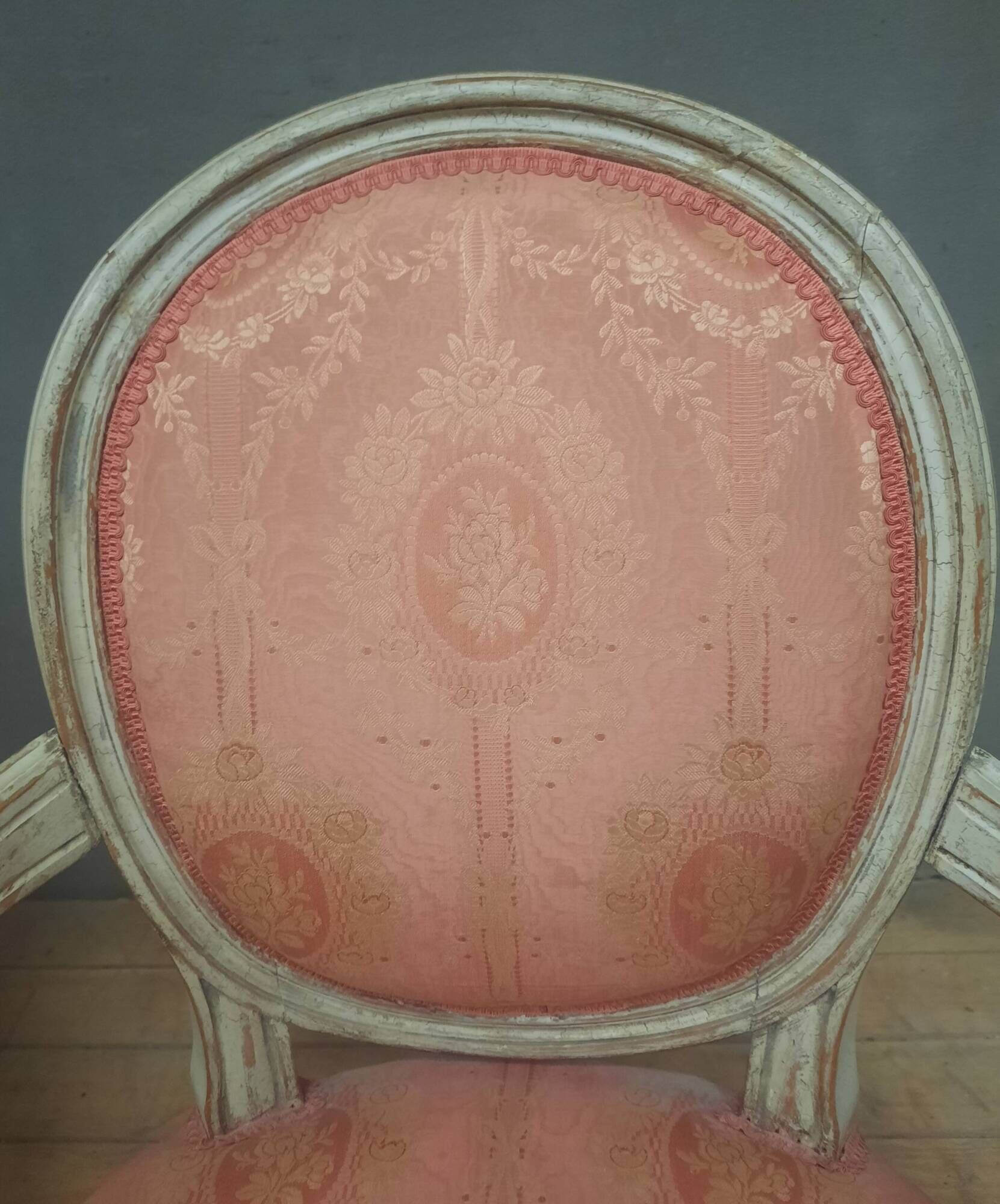Paire de  fauteuil medaillon de style Louis XVI