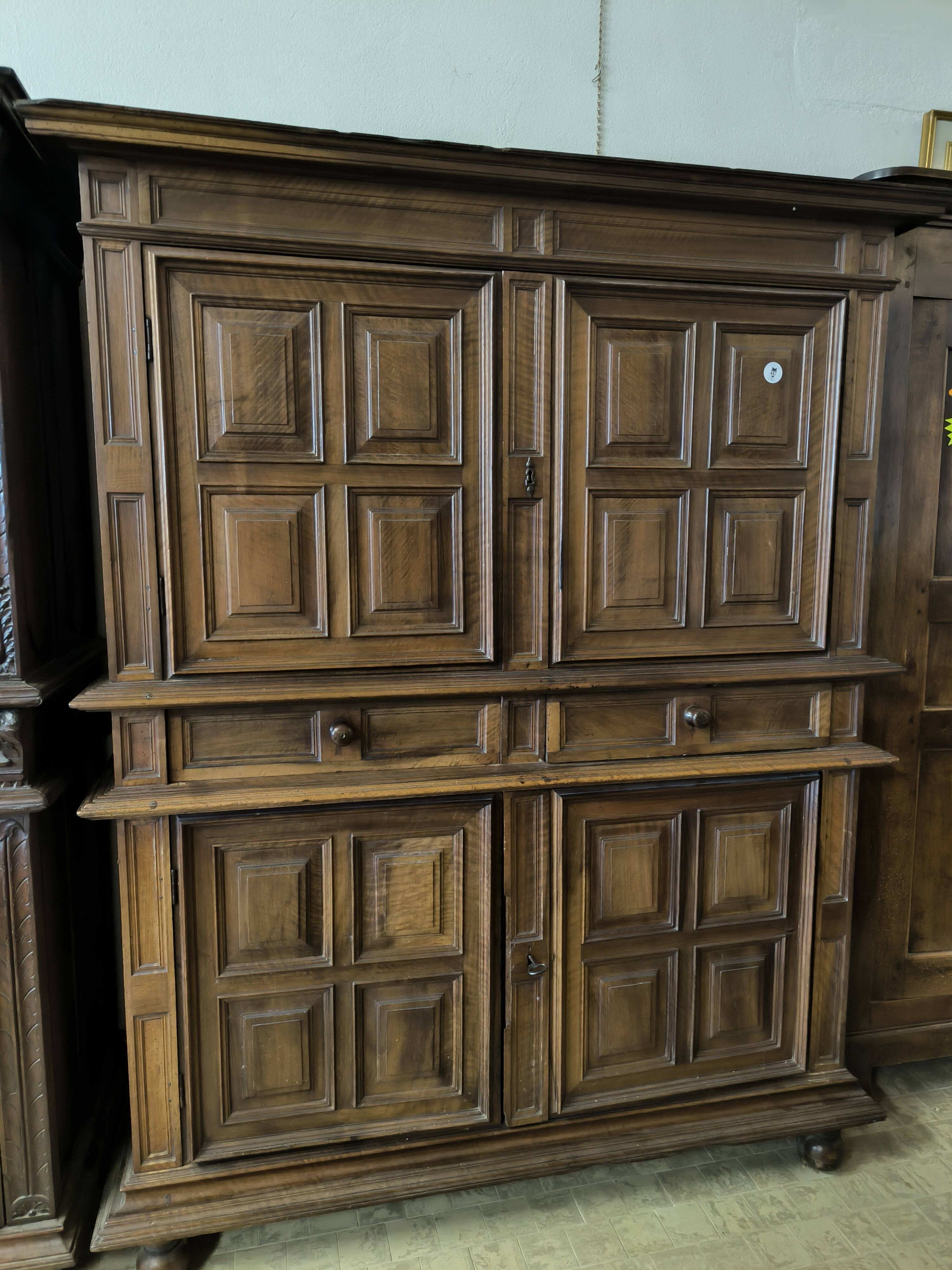 Buffet deux corps époque 18 ème en noyer