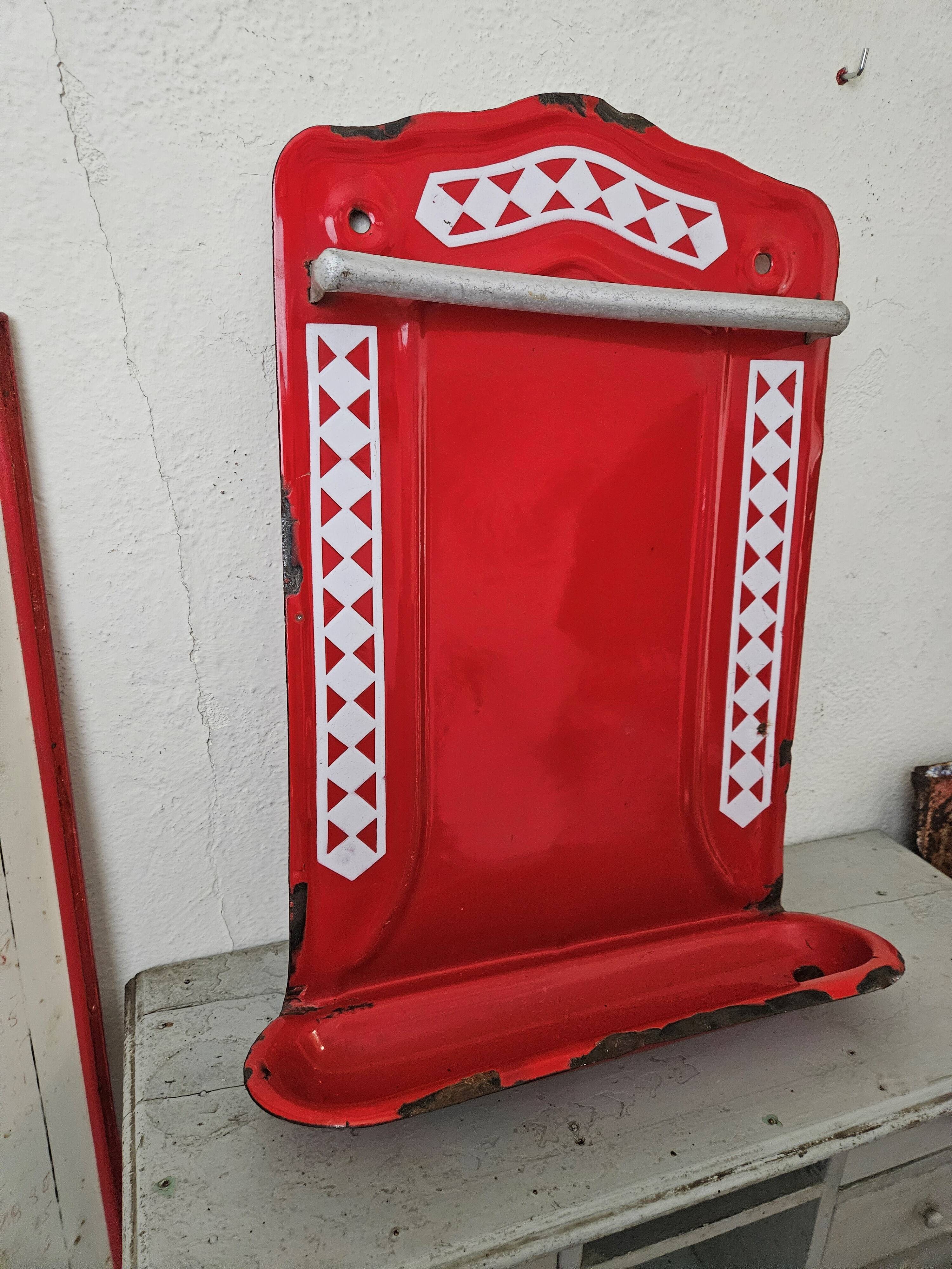 Kitchen utensil holder