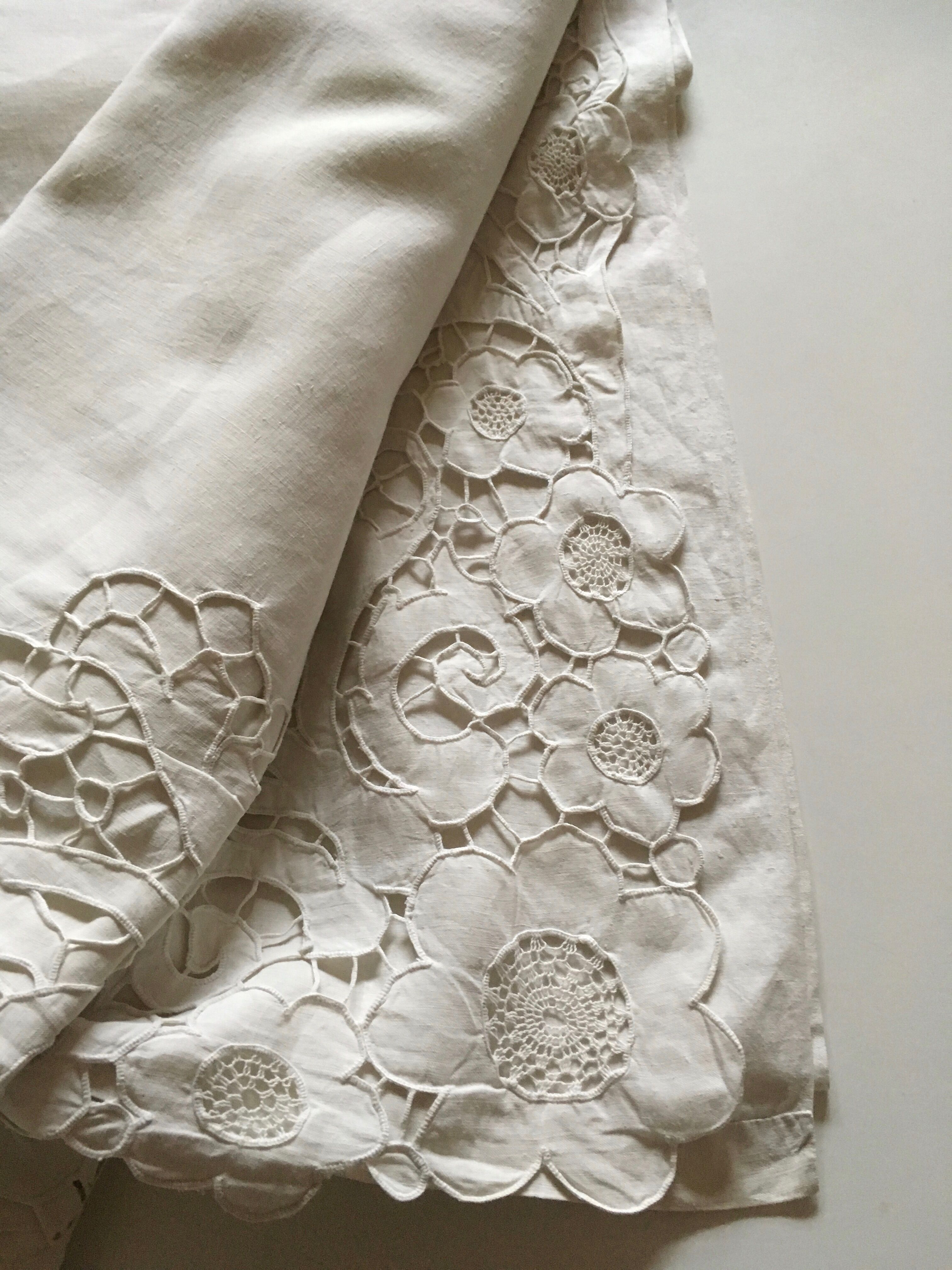 Cloth of linen embroidered setback richelieu figure cp thread Castle