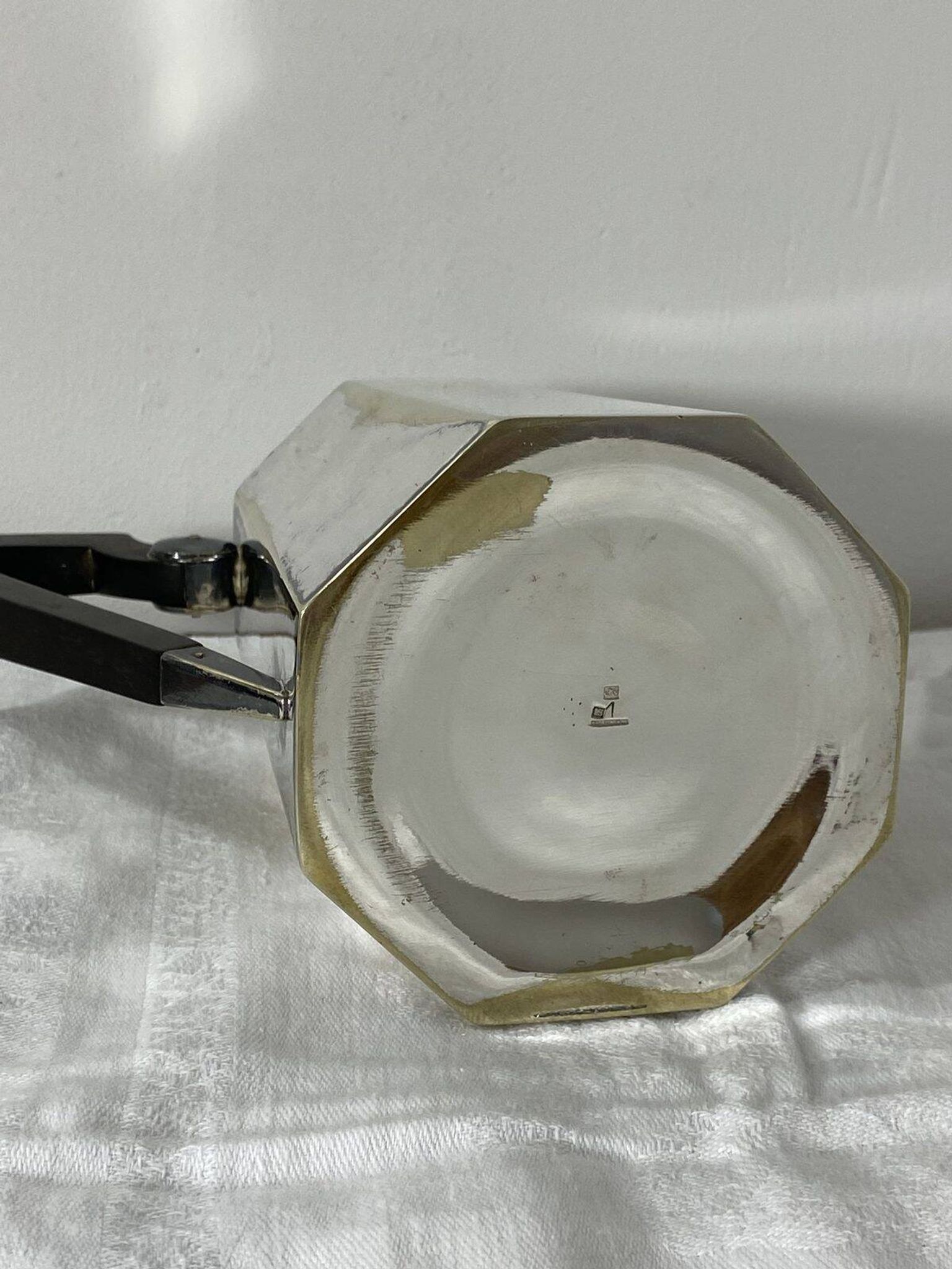 Cafetière en argent massif de style Art Déco français, octogonale, avec poignée en bois ébène, vers 1925-1935.