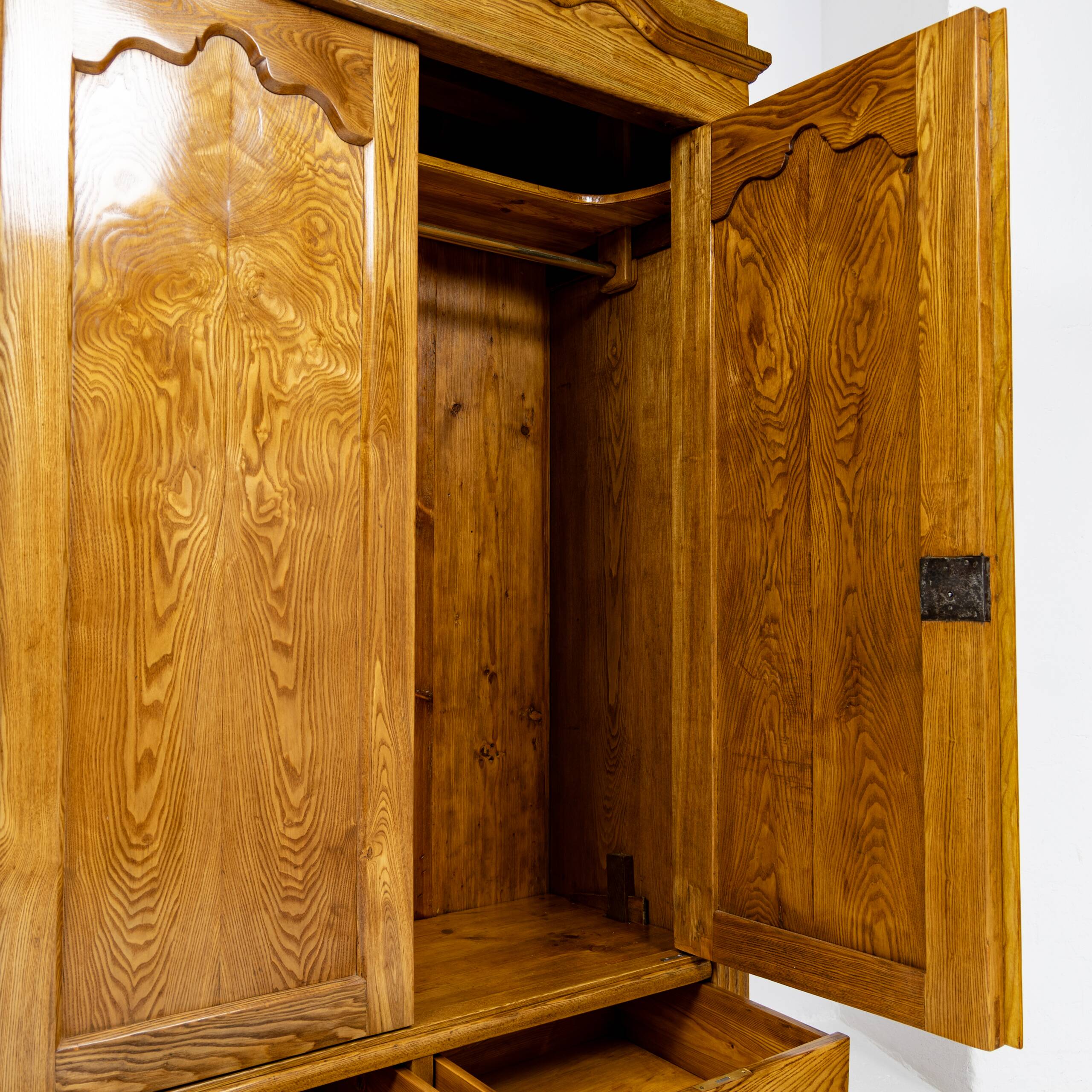 Armoire Louis-Philippe en frêne massif - 1835-1850