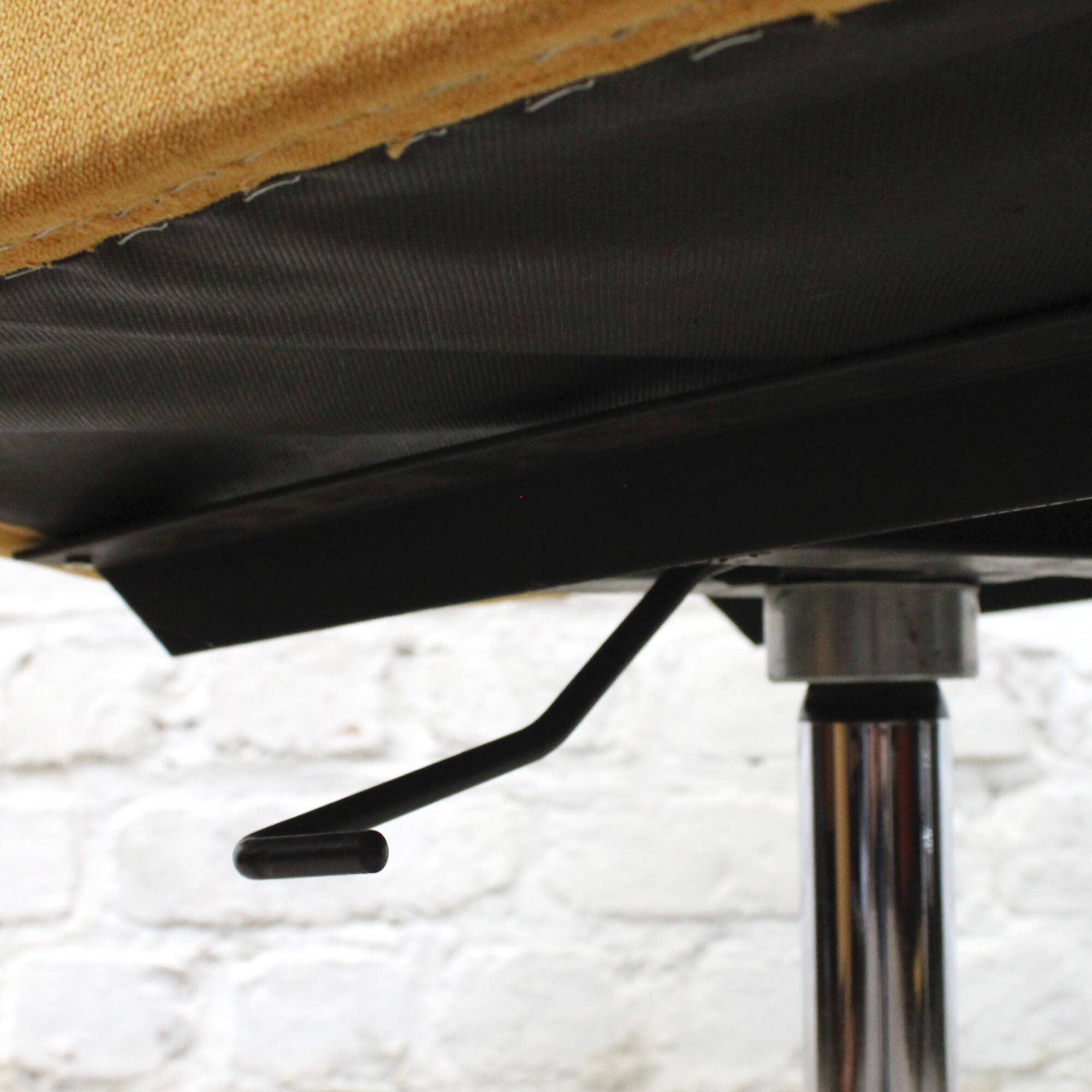 Office chair model "Conseil" by Pierre Guariche for Meurop