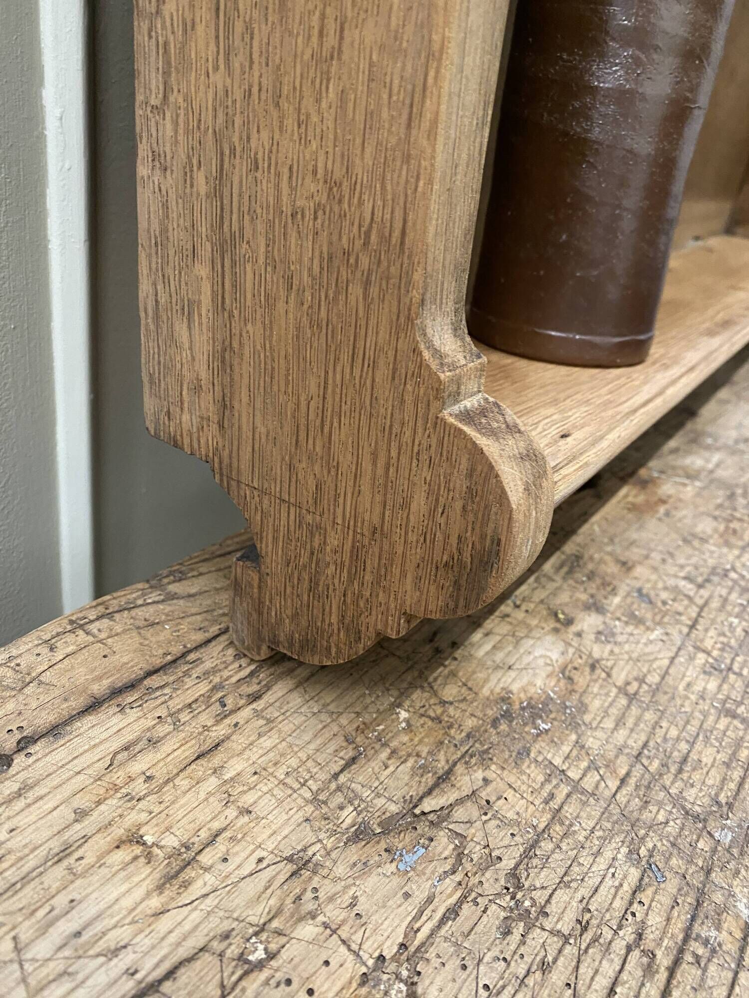 Wall shelf in oak