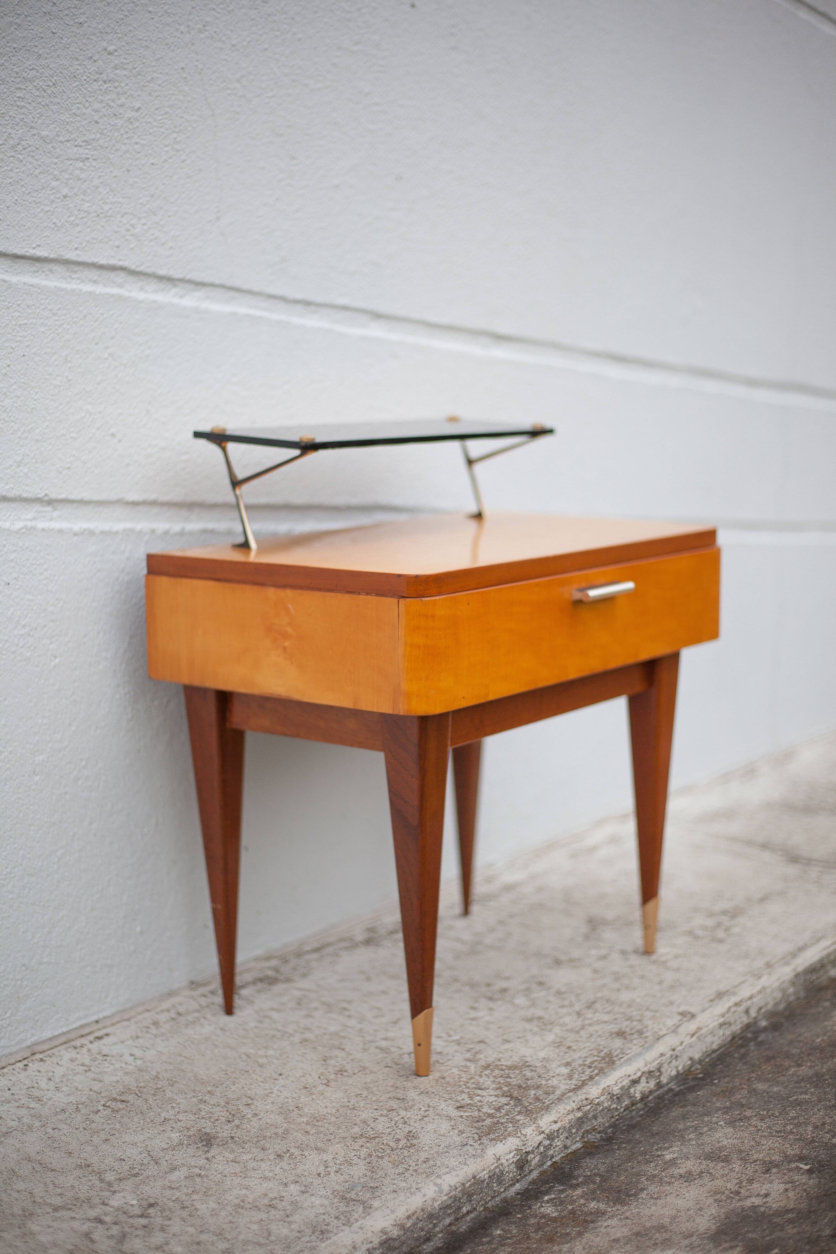 Table de chevet vintage, table de nuit bois avec tablette, table d'appoint, bout de canapé, 50's