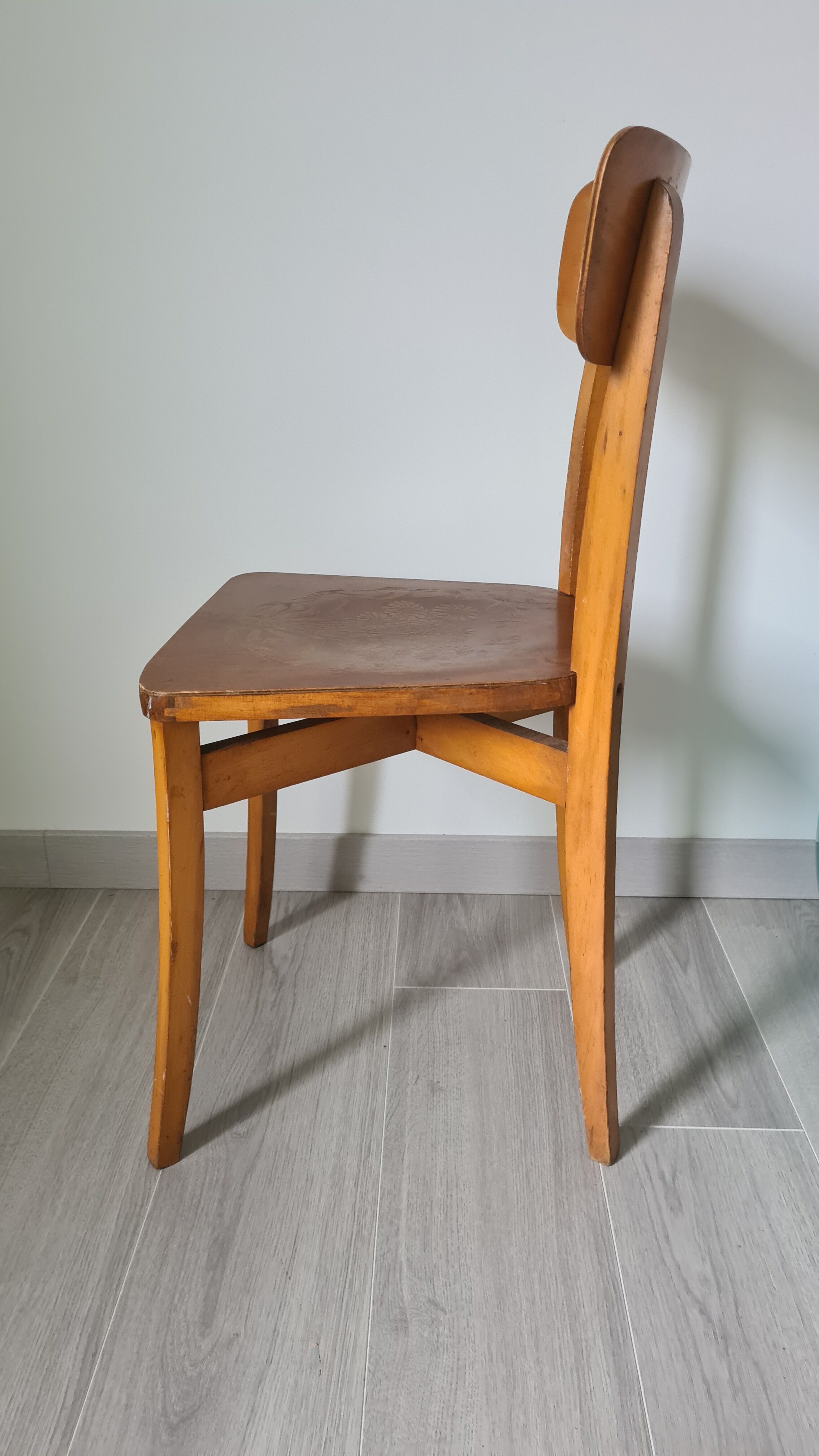Chaise de bistrot gravée en hêtre