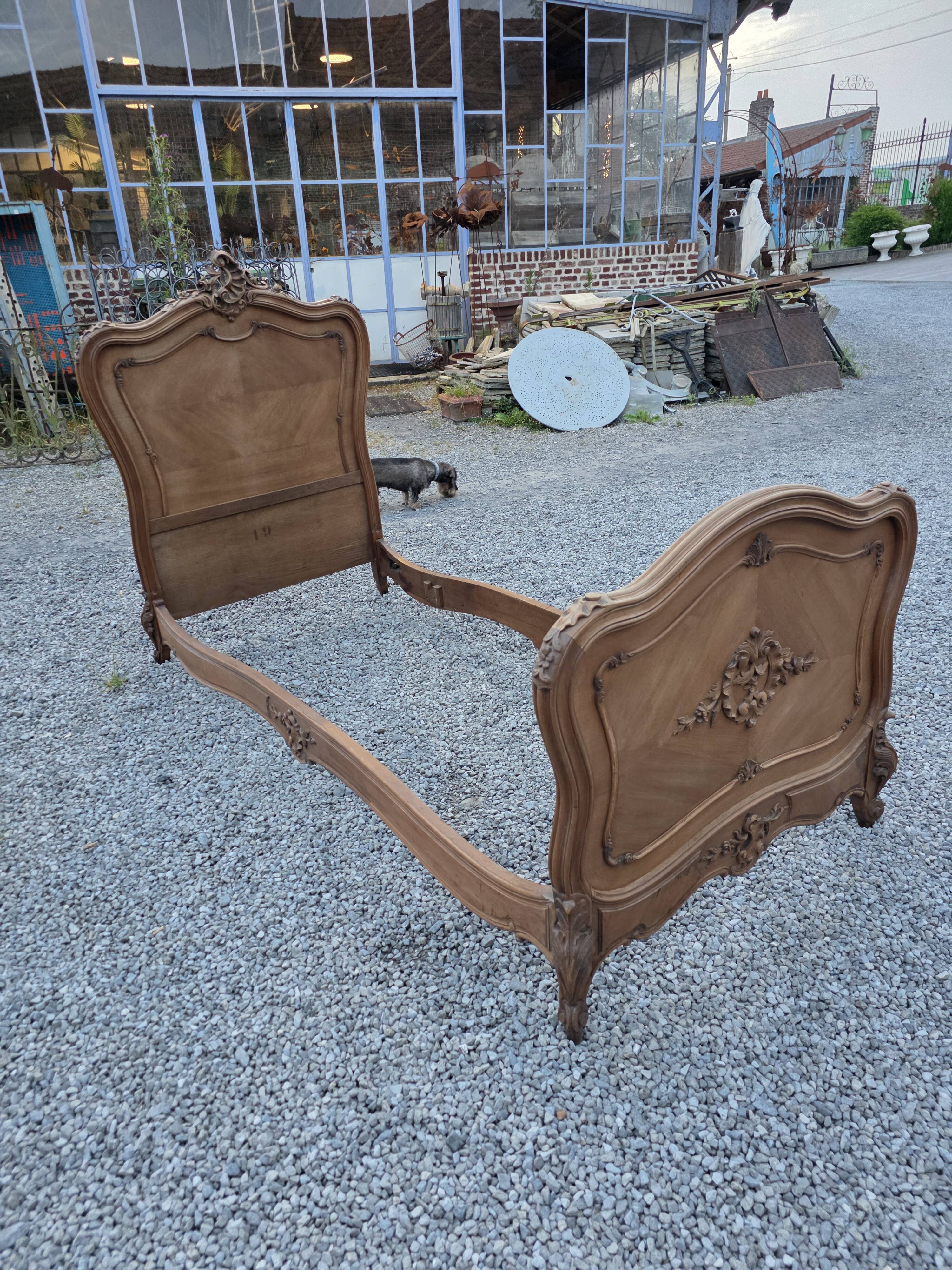 Lit style Louis XV en noyer (1 personne)