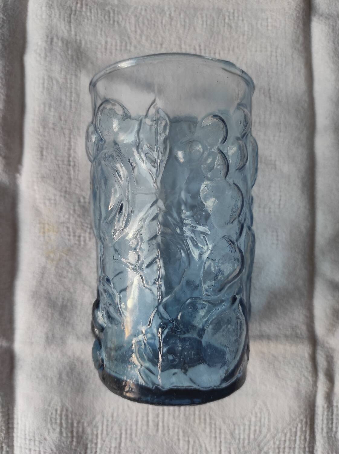 Verre bleu avec décor en relief de fruits