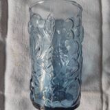 Verre bleu avec décor en relief de fruits