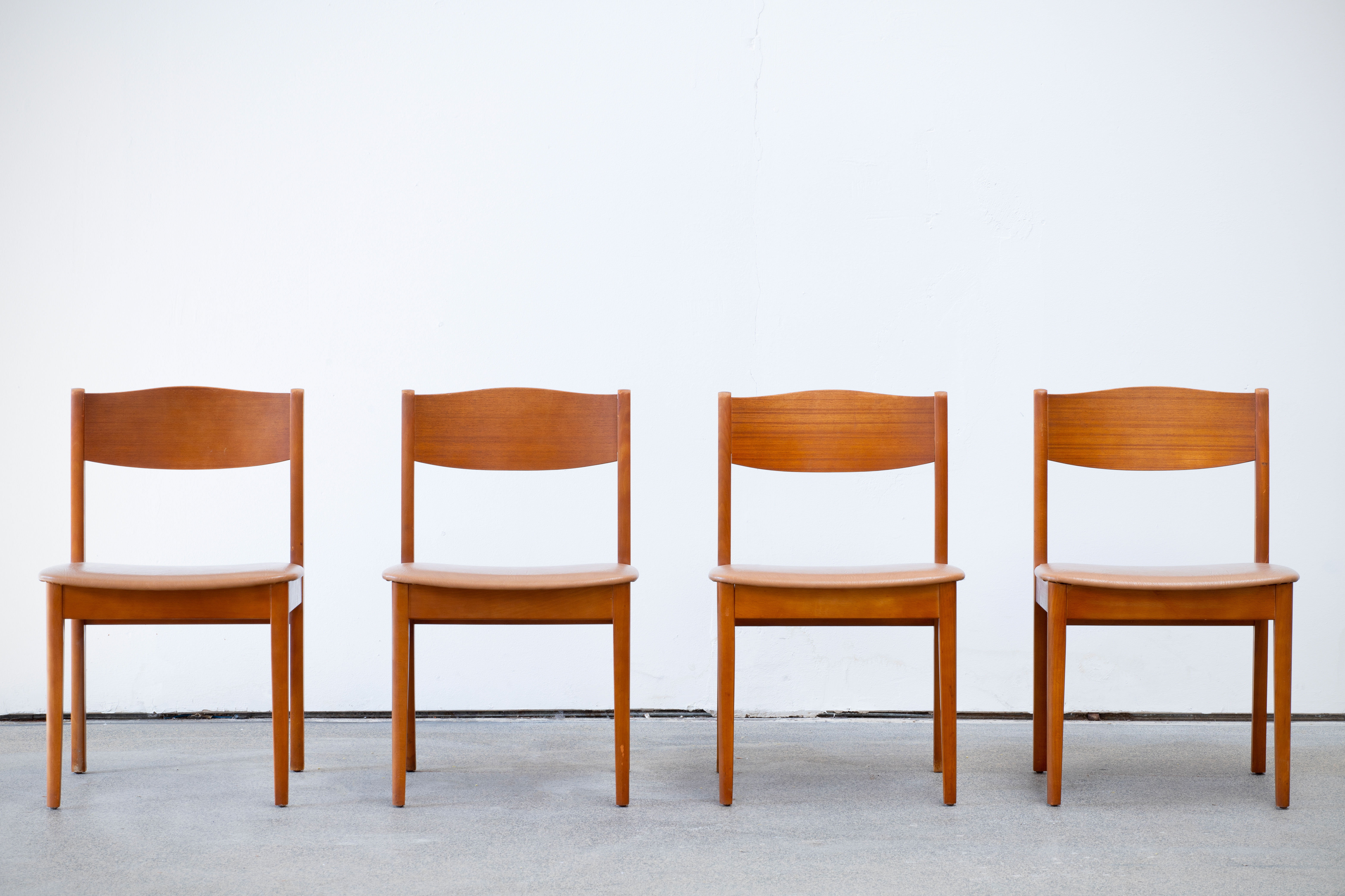 Série de 4 chaises scandinaves vintage 1960