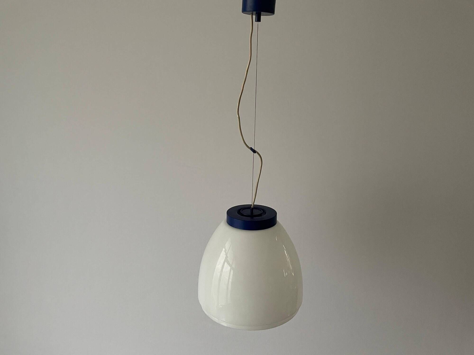 Suspension du milieu du siècle en verre blanc avec dessus bleu foncé, années 1960, Italie