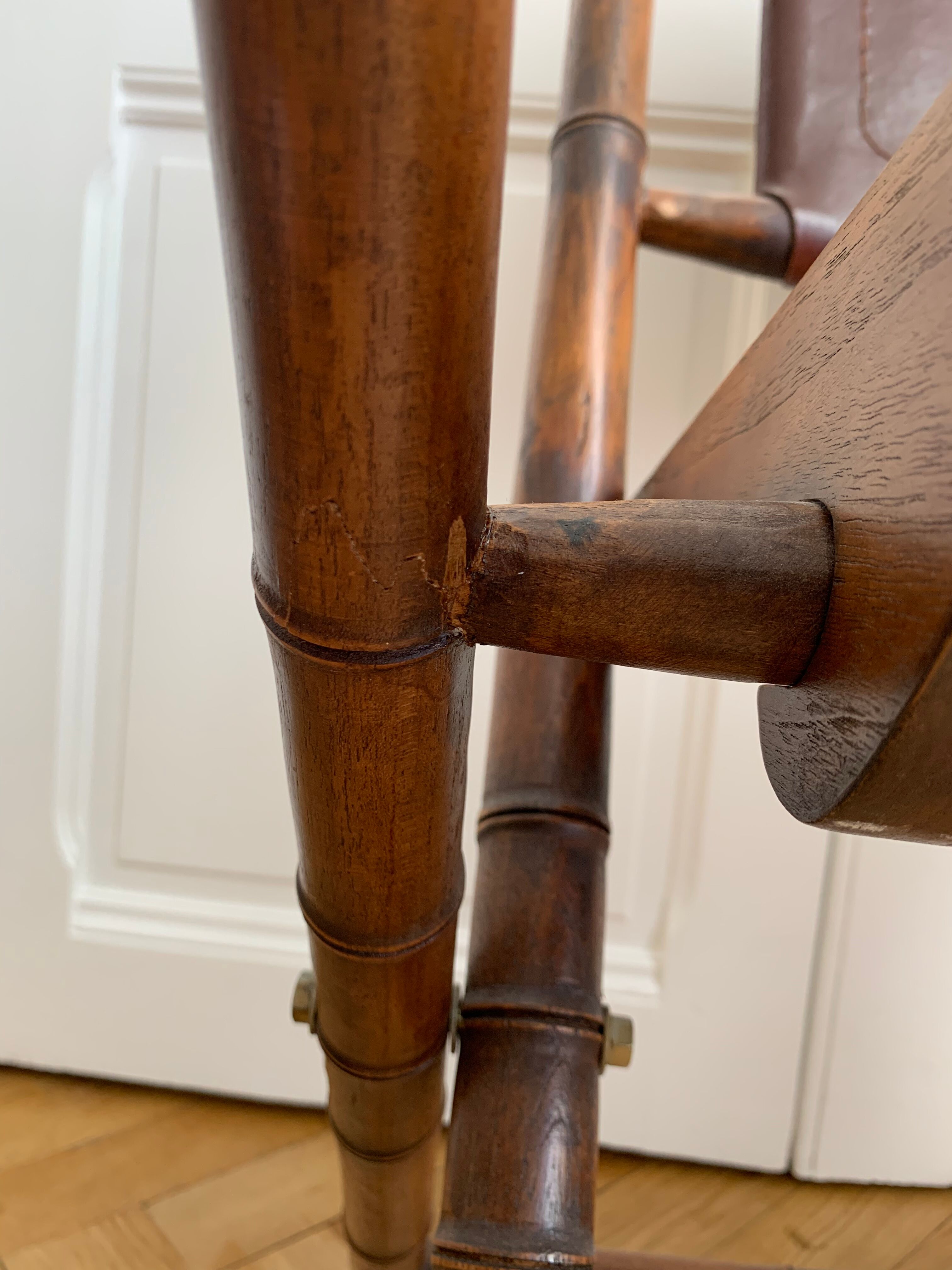 Lot de trois chaises d’officier pliantes bois et cuir
