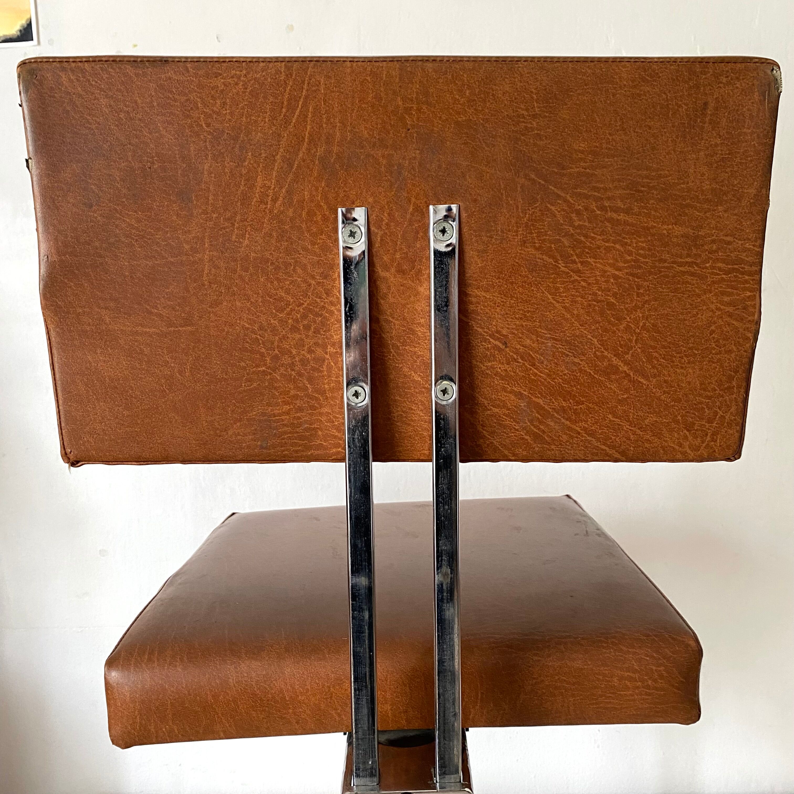 Vintage industrial office chair in skaï