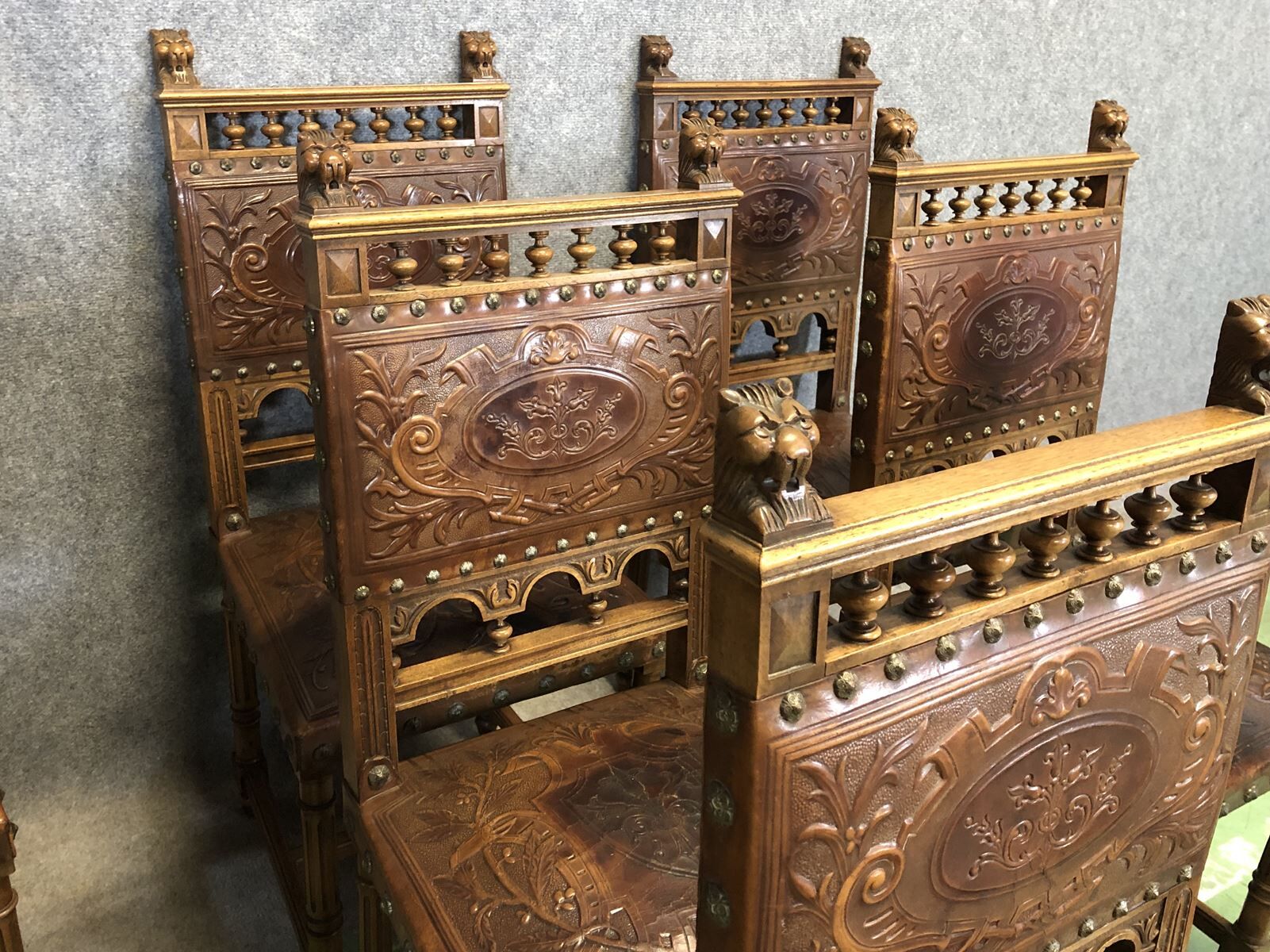 Suite of 9 Henry II chairs in walnut and leather - 1900s