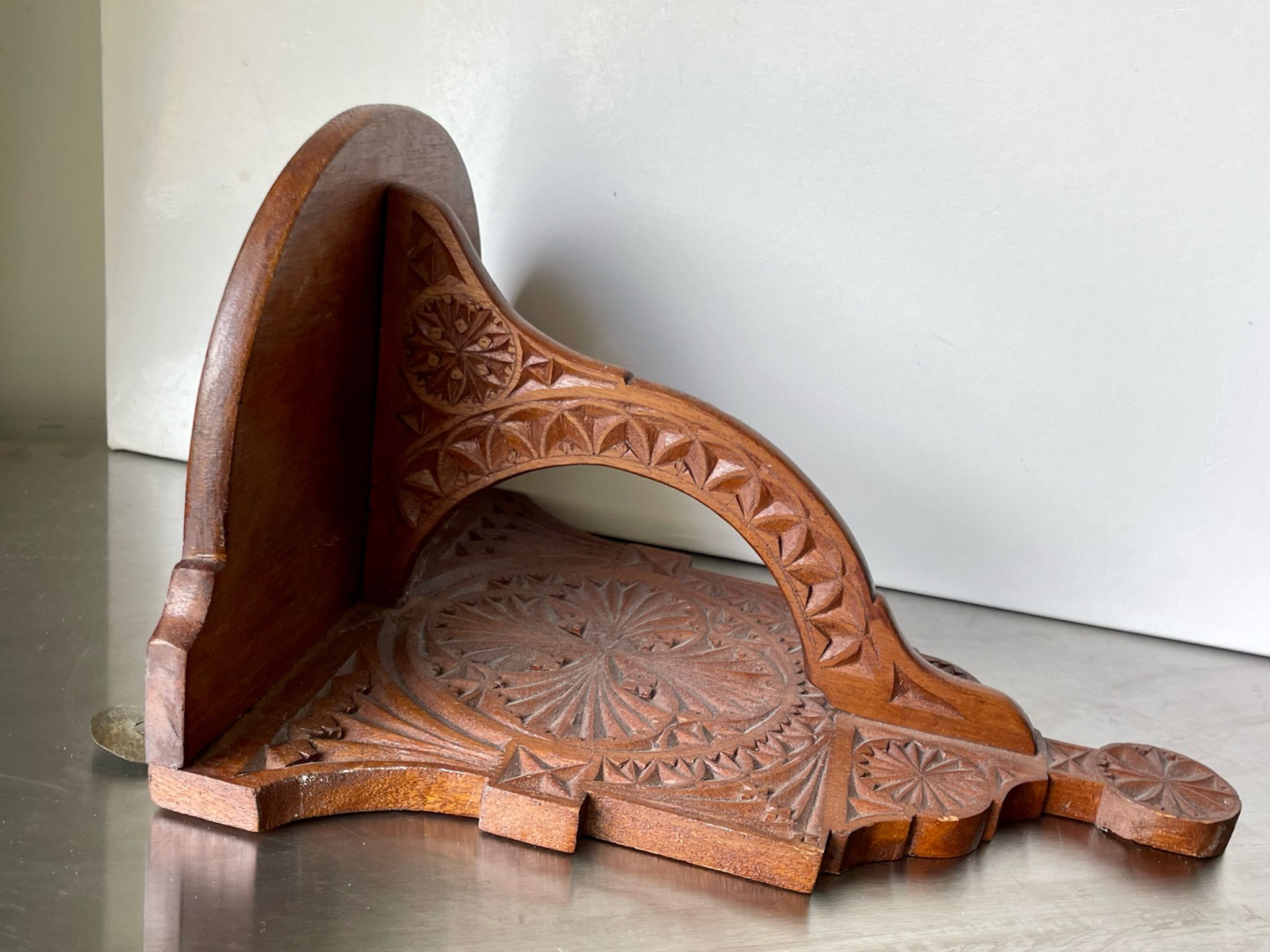 Support de console mural en bois antique avec sculptures géométriques