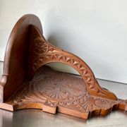 Support de console mural en bois antique avec sculptures géométriques