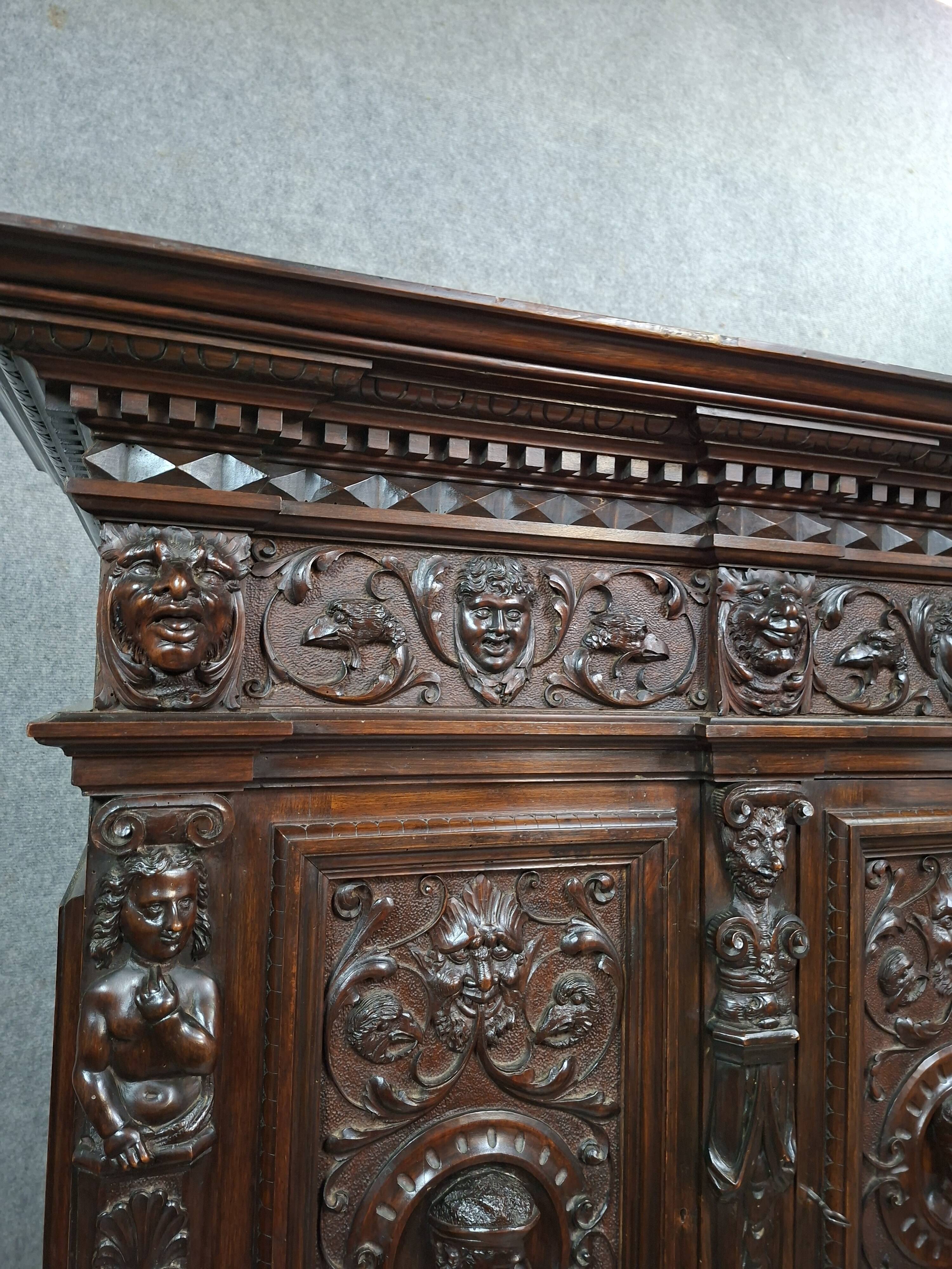 buffet / Richly carved walnut cabinet, Renaissance style, 19th century