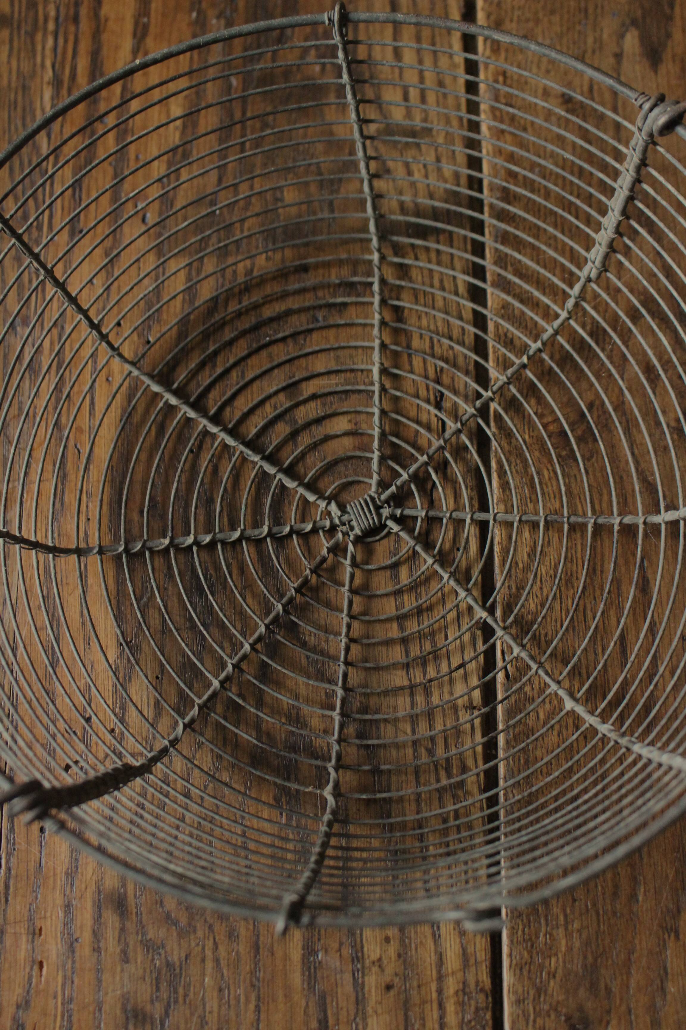 Wire fryer basket with diversion handle