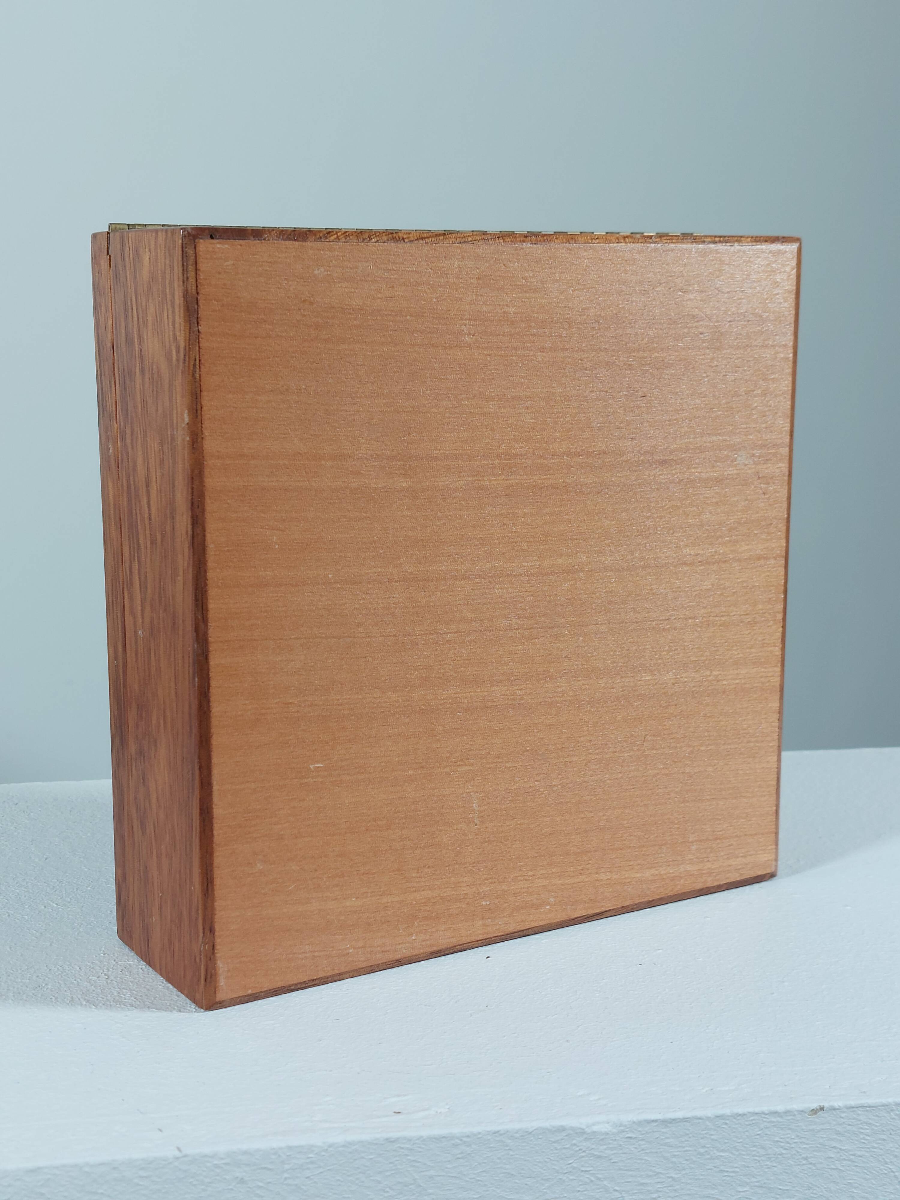 Boîte en bois vintage faite à la main avec des incrustations