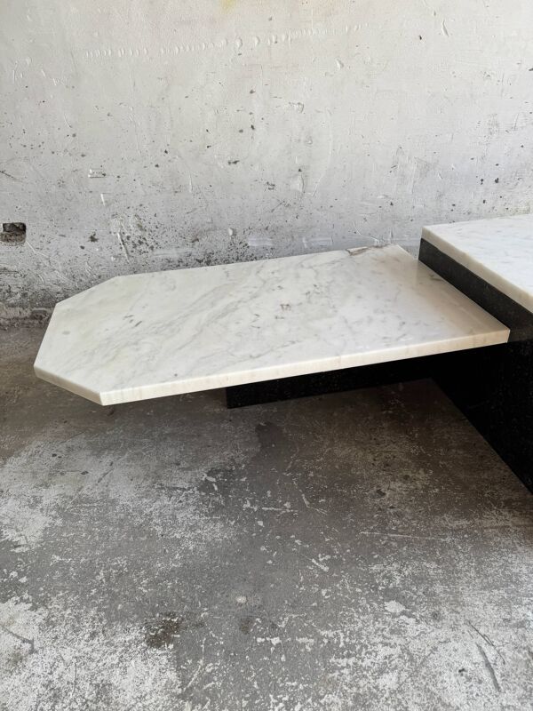Table basse postmoderne en marbre blanc et granit noir — design sculptural asymétrique