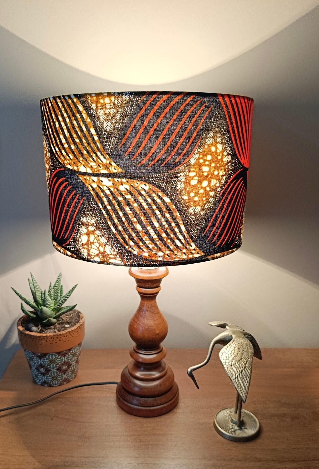 lampe bois tourné massif, imprimé wax ethnique