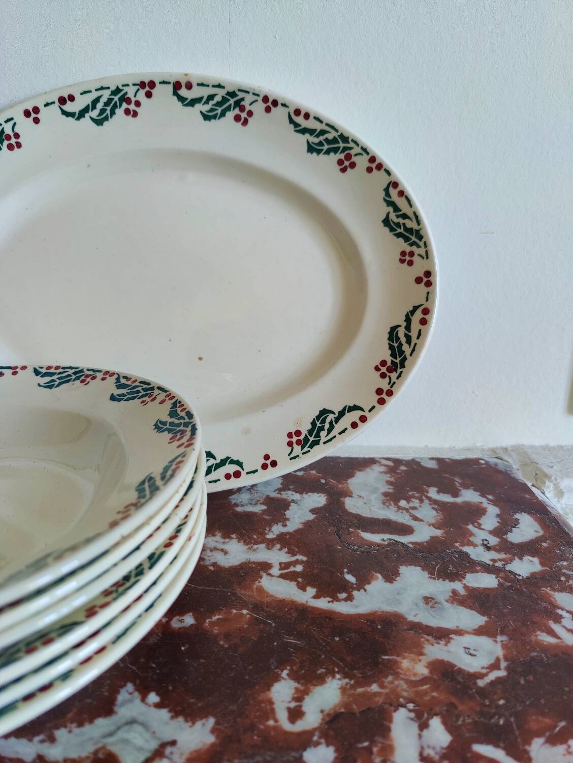 Sarreguemines earthenware service with holly decoration