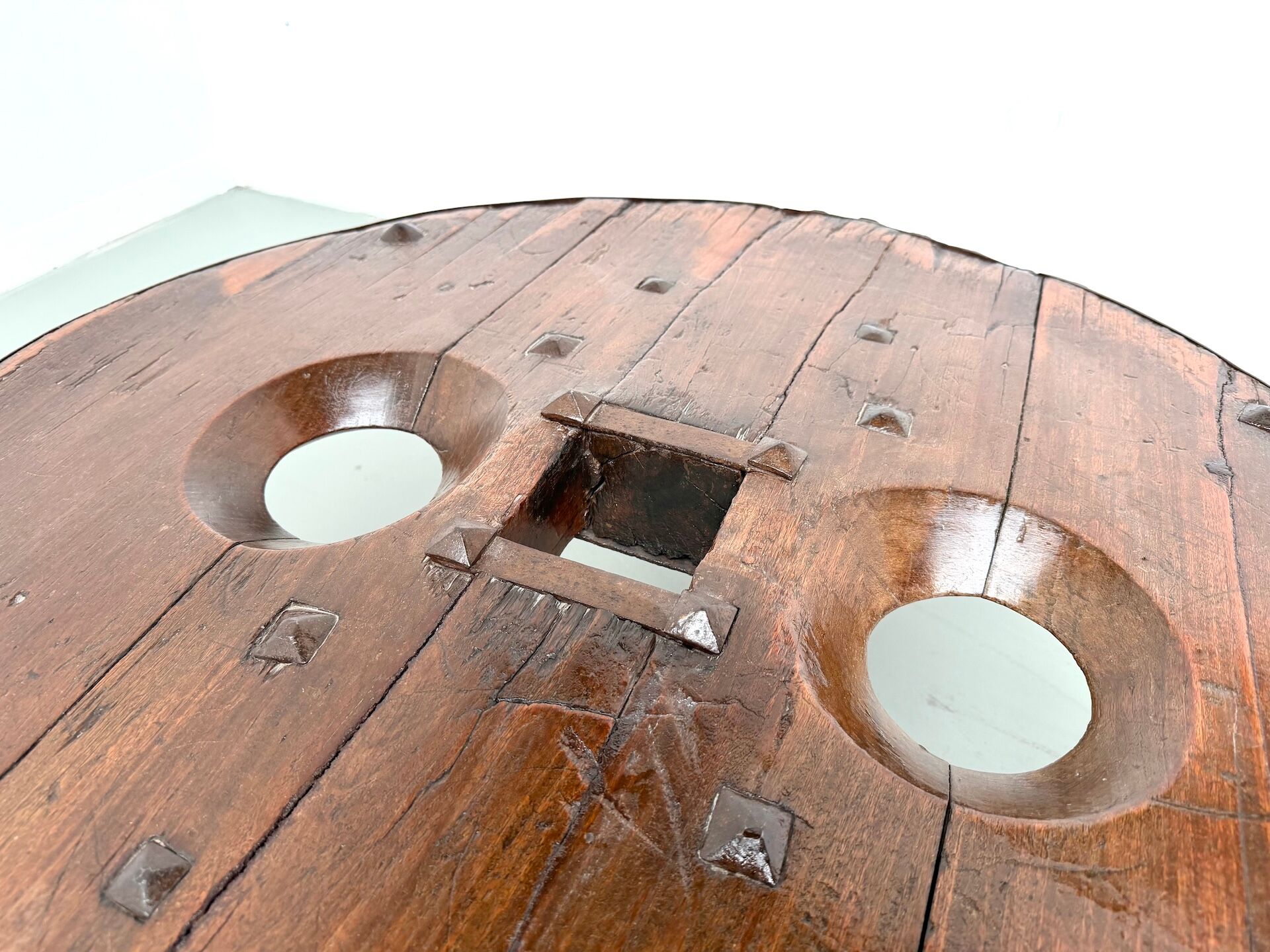 Brutalist Circular Coffee Table in Solid Wood – Brazilian Folk Art