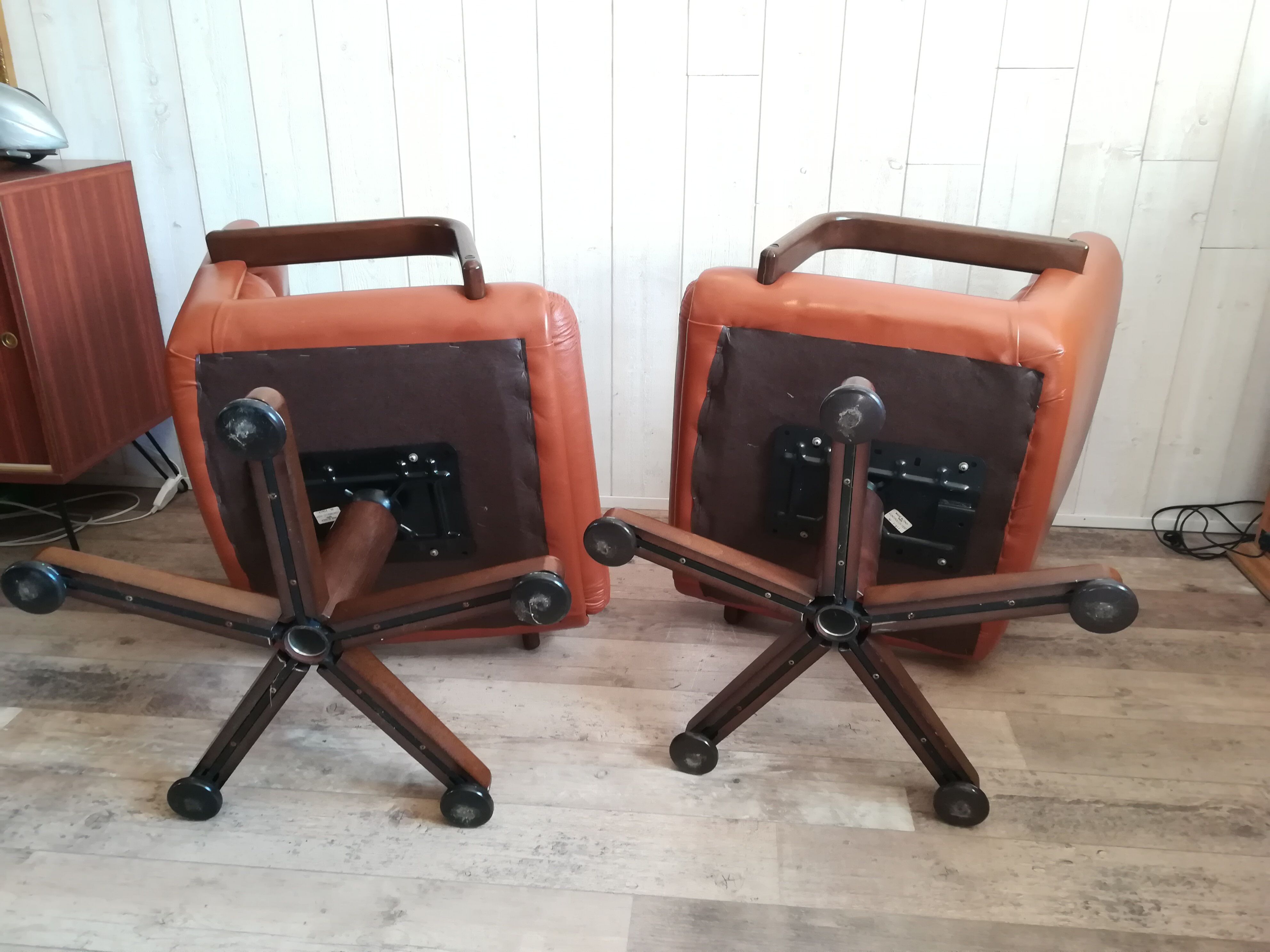 Paire de fauteuils pivotant havane vintage Italie