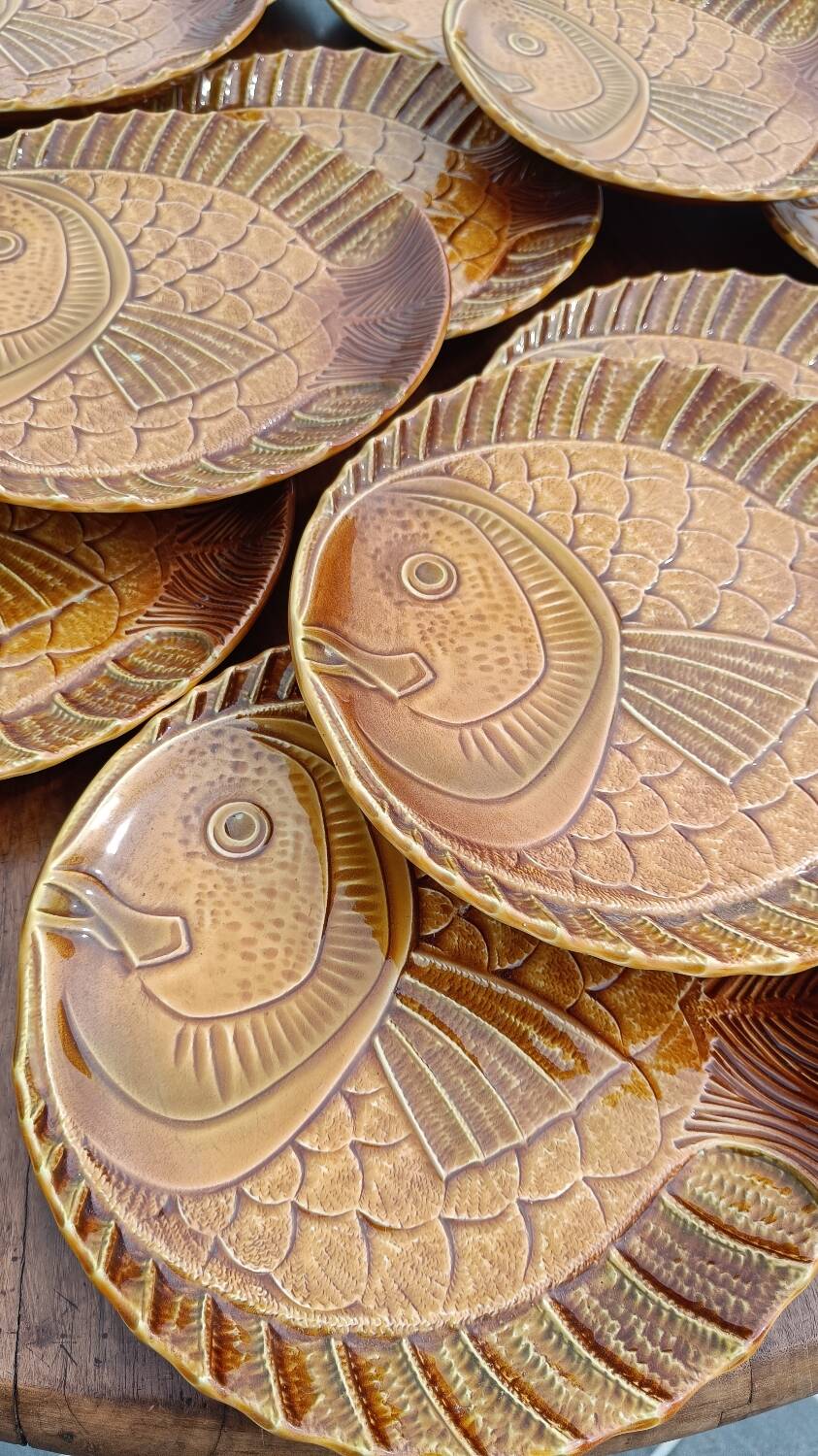 Service of 12 fish barbotine plates – antique faience from Sarreguemines