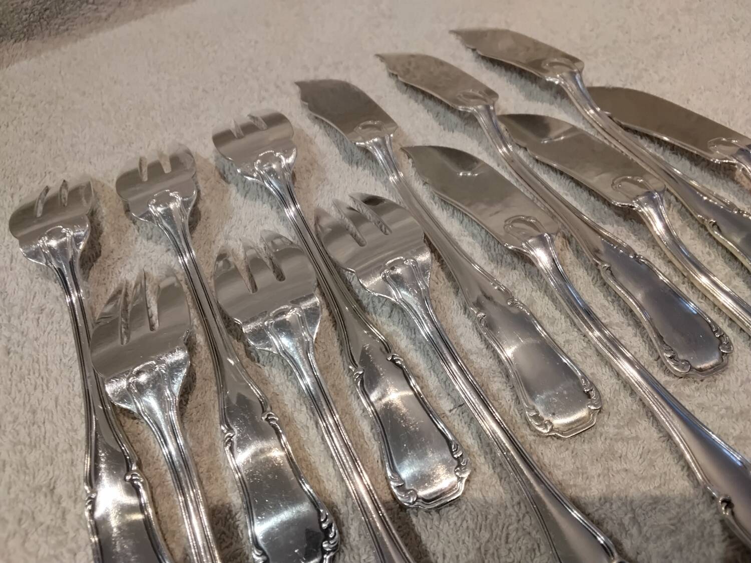 6 silver-plated fish forks and 6 fish knives by Ercuis Valencay