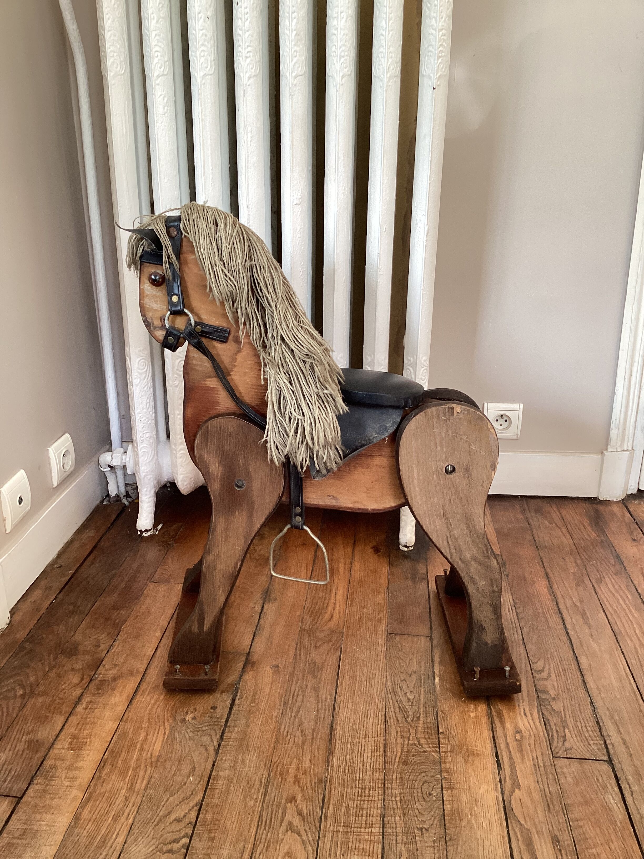 Ancien cheval en bois de manège
