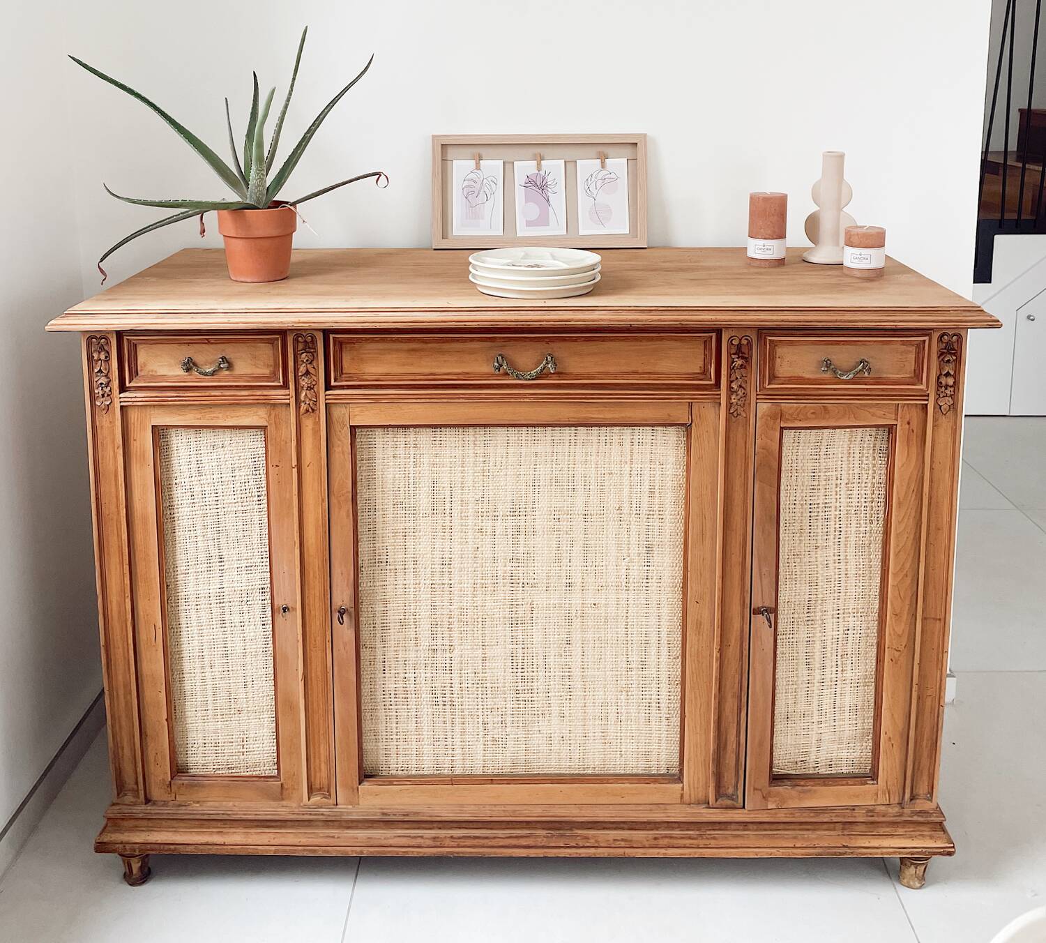 Classic vintage buffet with 3 doors in wood and raffia.