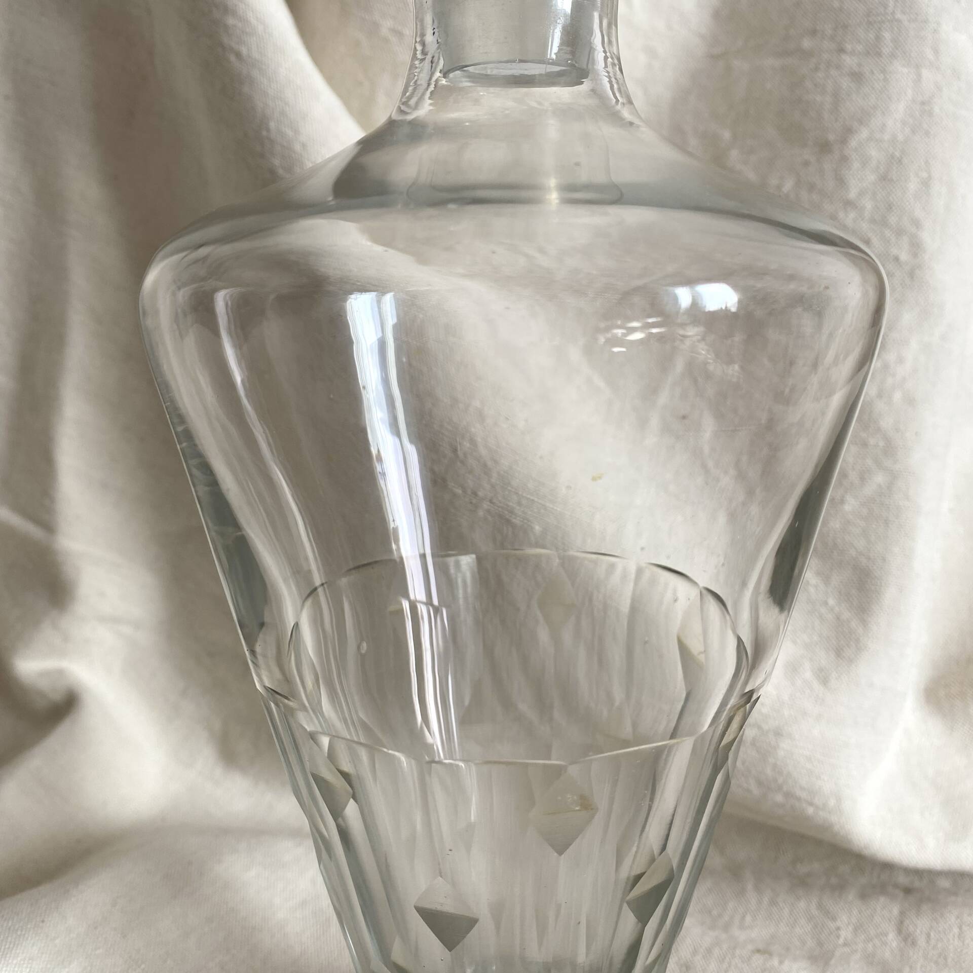 Art Deco carafe with fan stopper