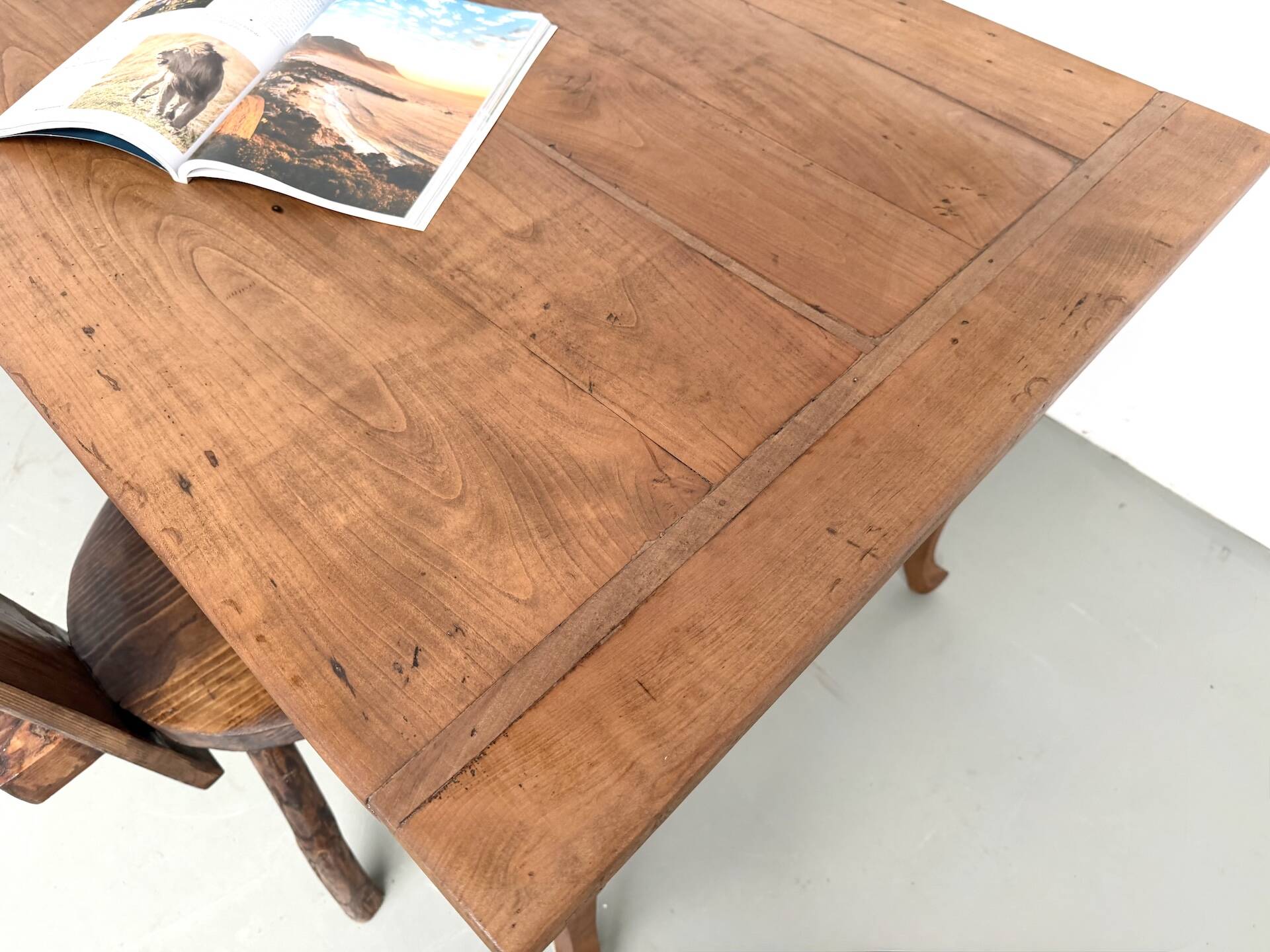 Grande table de ferme en merisier massif des années 1900