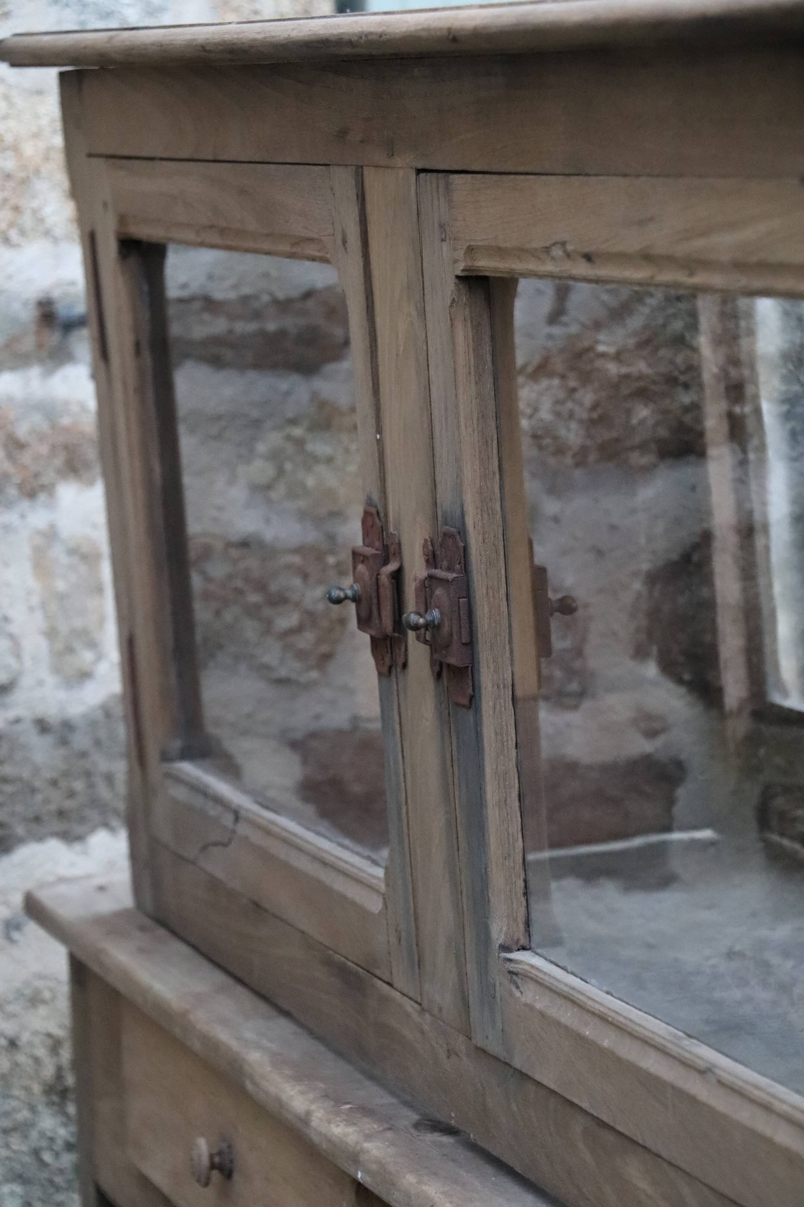 Comptoir vitrine chapellerie 1930