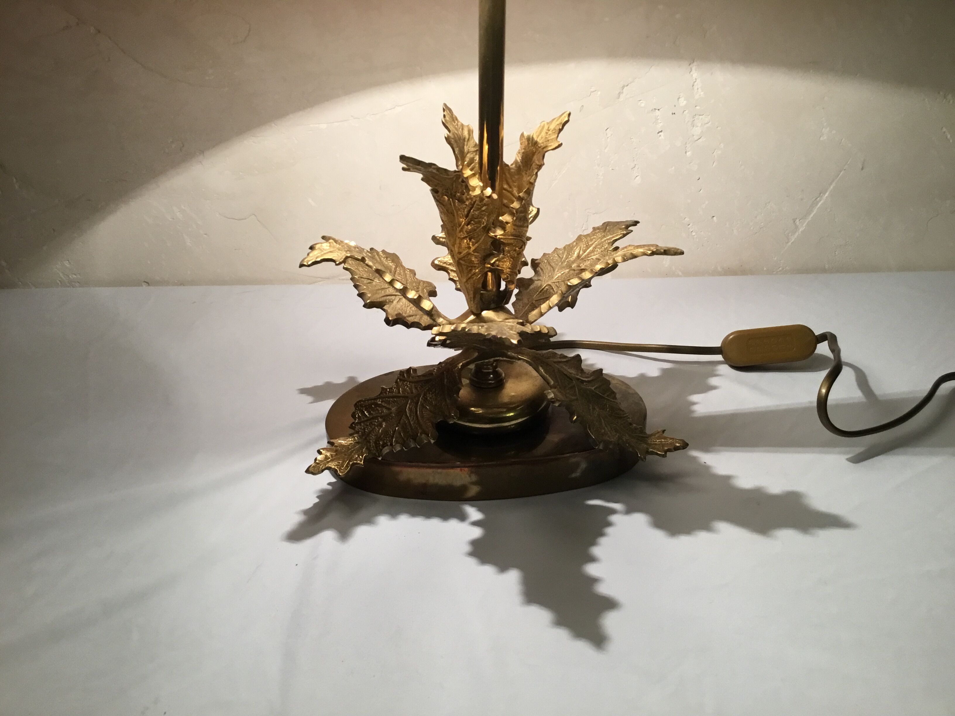 Lampe vintage bronze décor de feuilles design