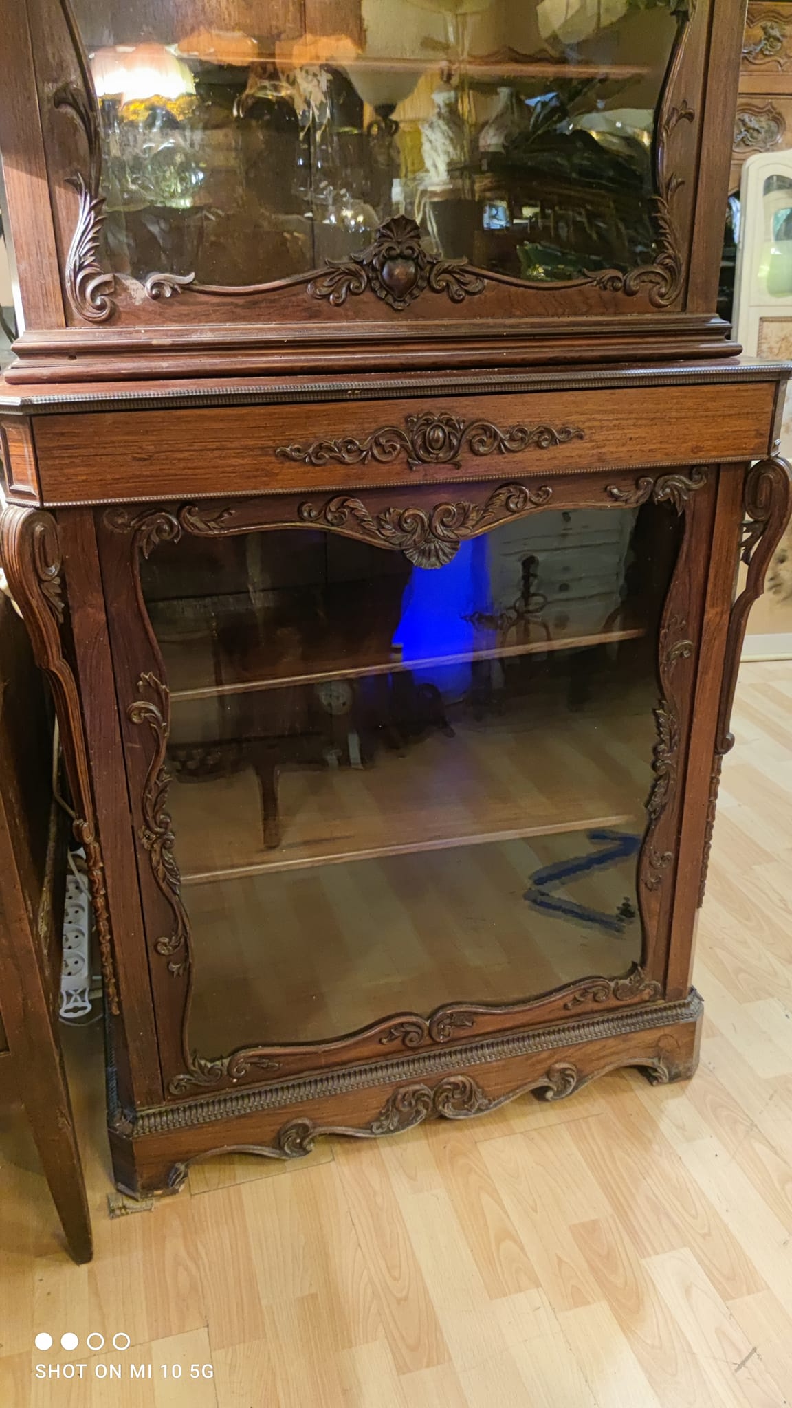 Two-part cabinet, recessed and with a glass-fronted display case, in Indian rosewood, circa 1850/60