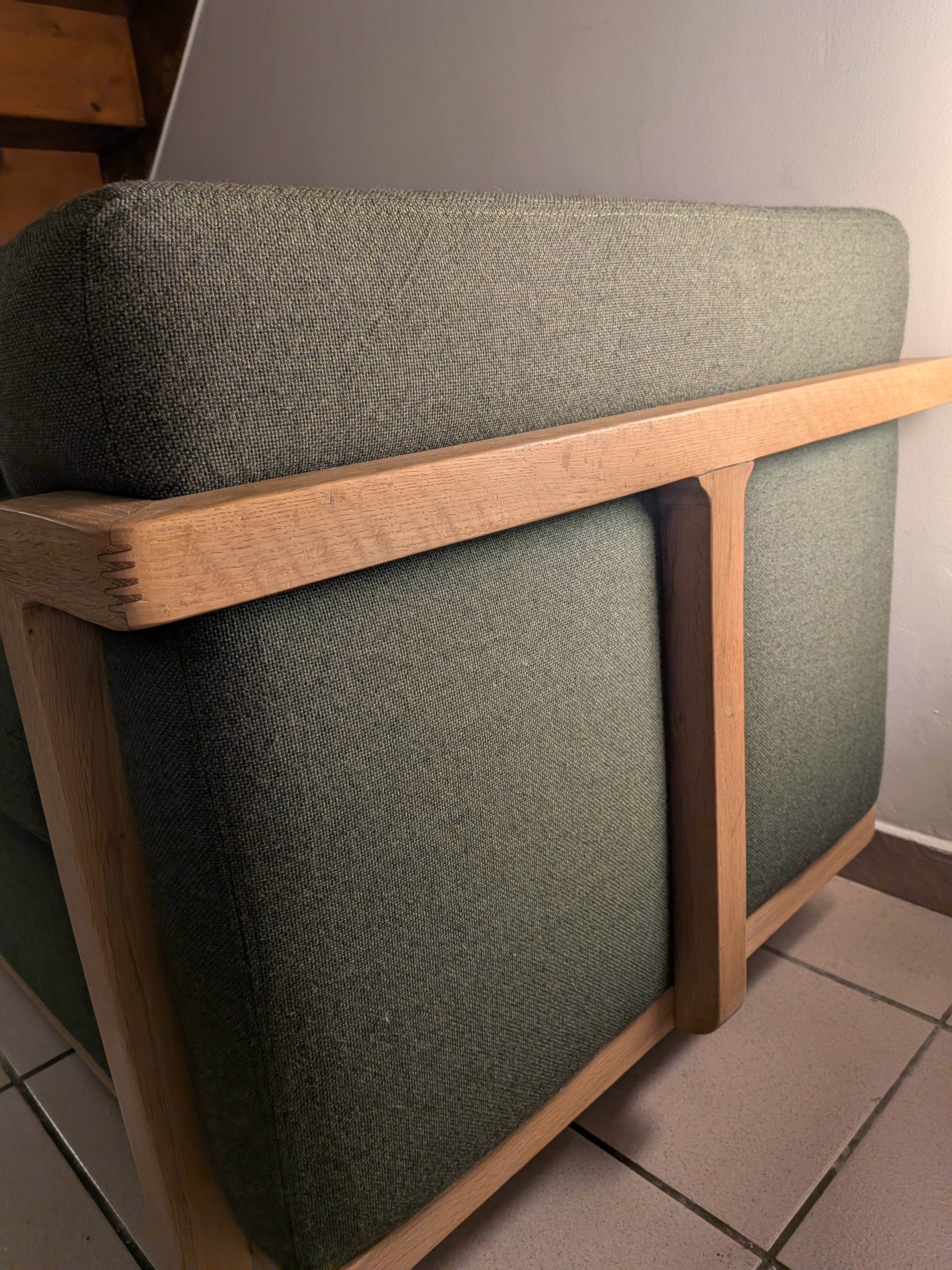 Two-seater canapé in solid oak and patterned fabric - Cobbelwood model