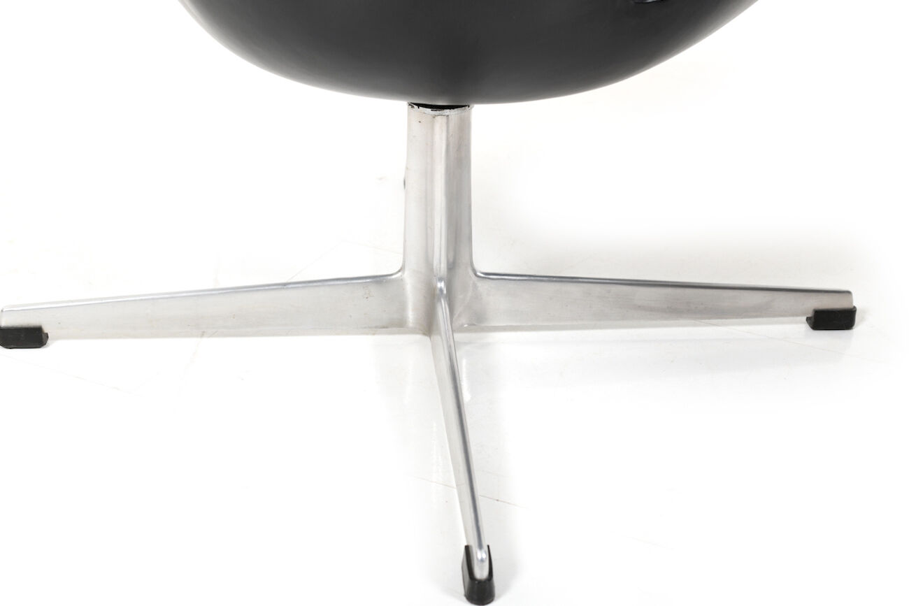 Pair of old Swan armchairs by Arne Jacobsen for Fritz Hansen 1963