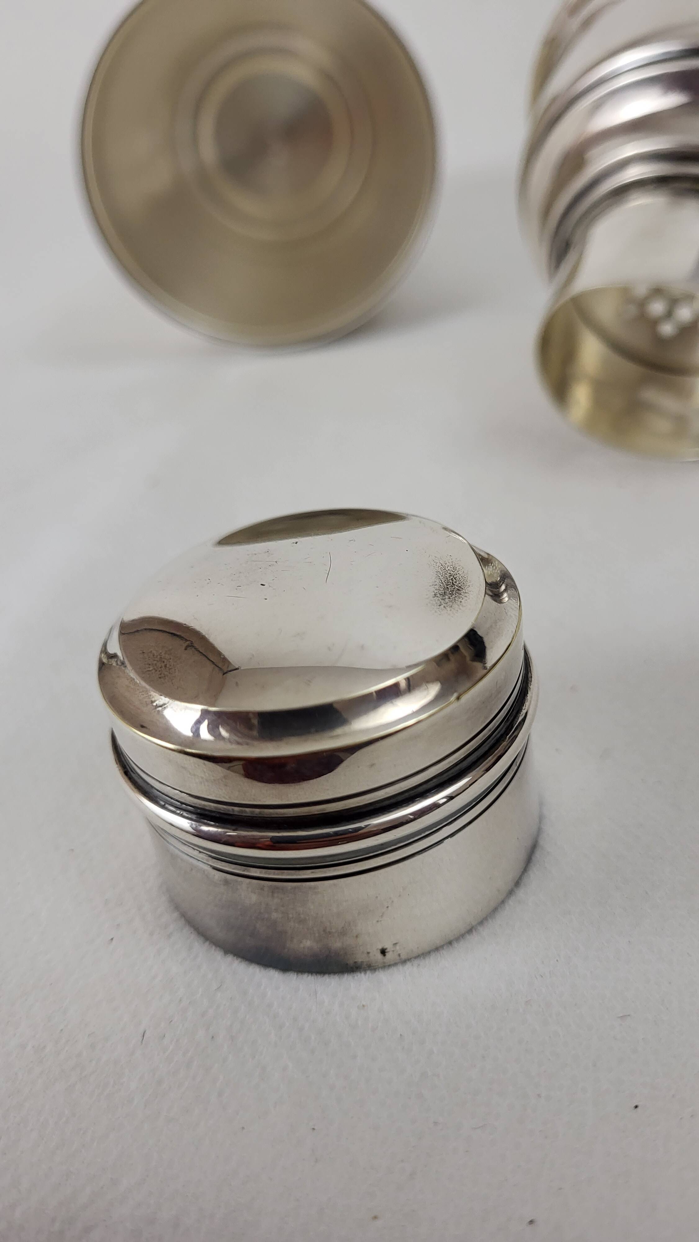 Cocktail shaker service & cups in silver metal