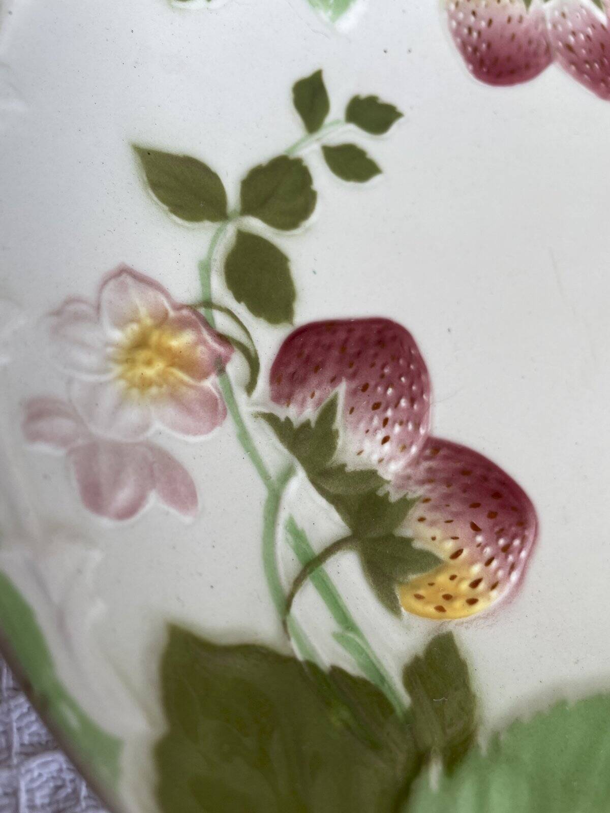 Set of 2 HB&Cie slip plates, diameter 21 cm, strawberry decoration