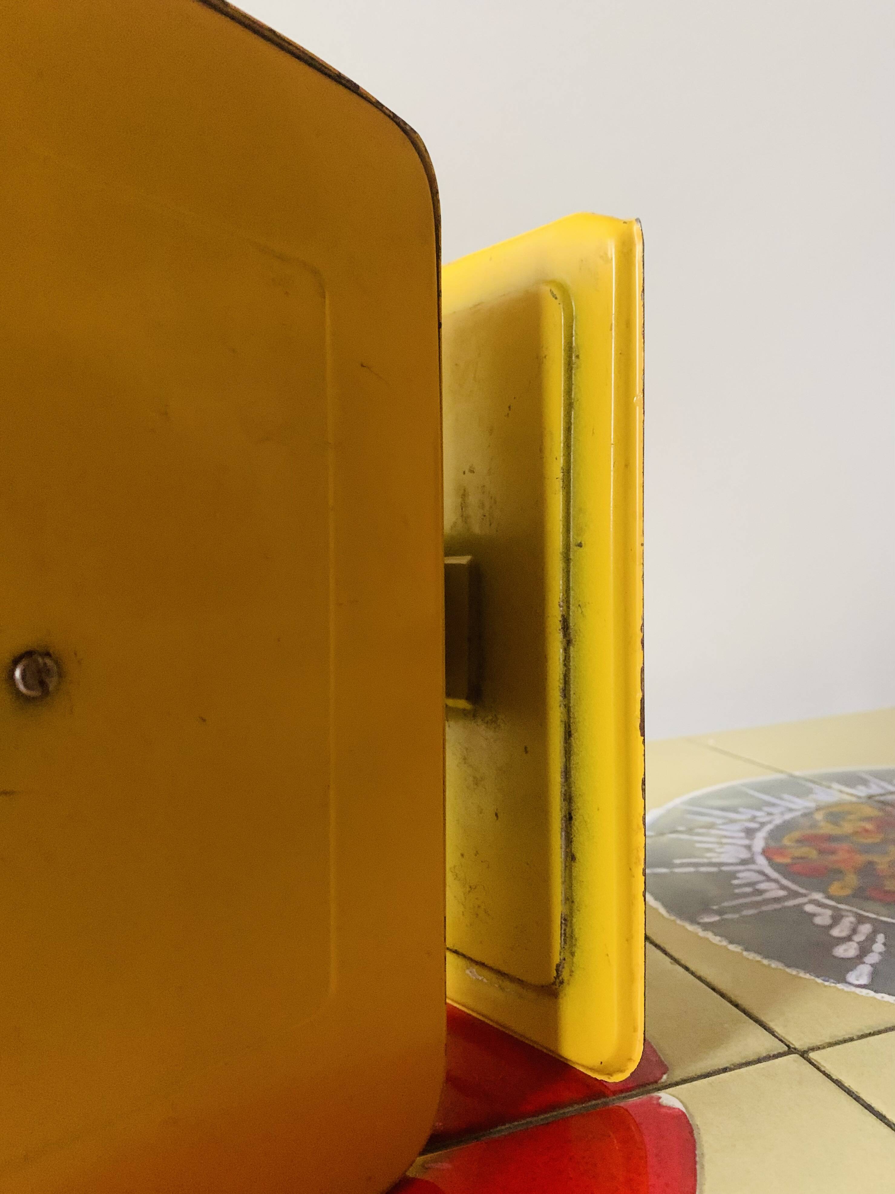 Stube - old household scale in yellow enameled metal - force 10