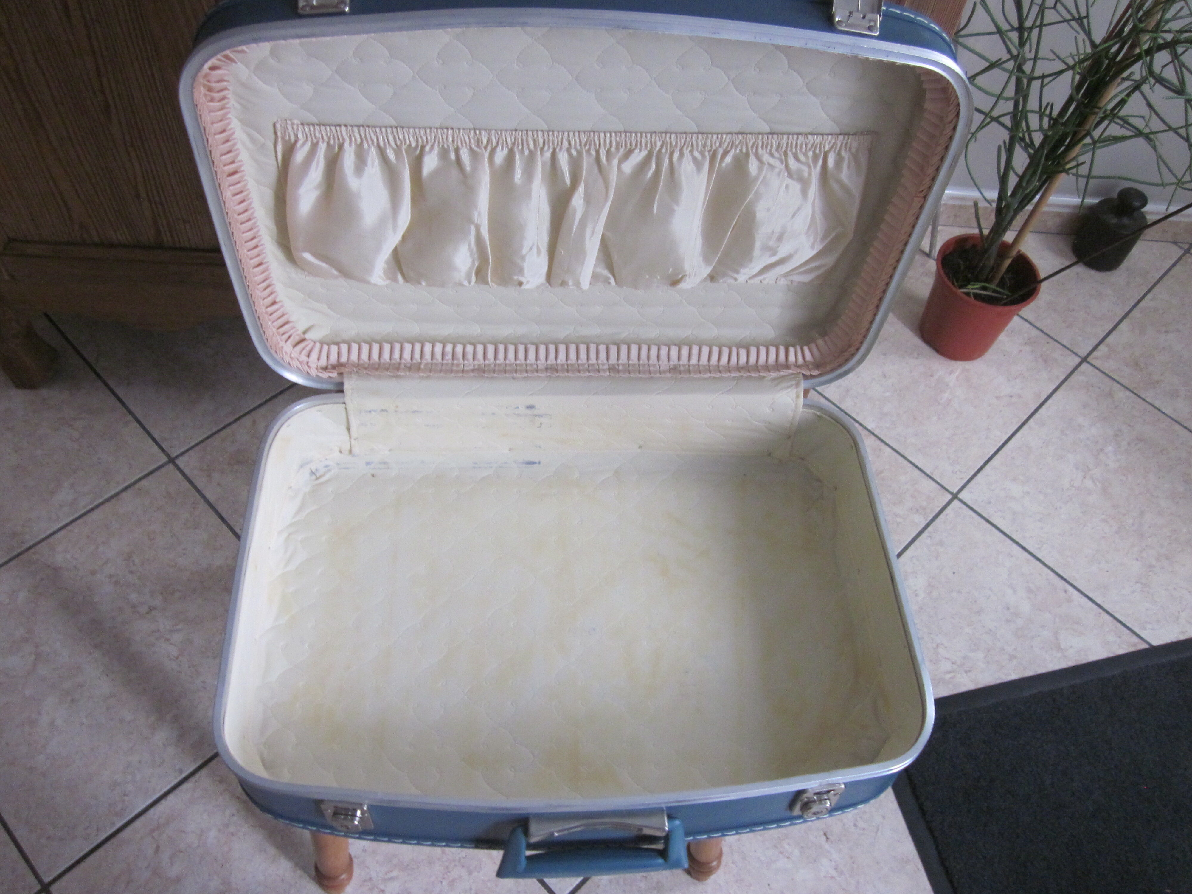 Vintage suitcase air hostesse