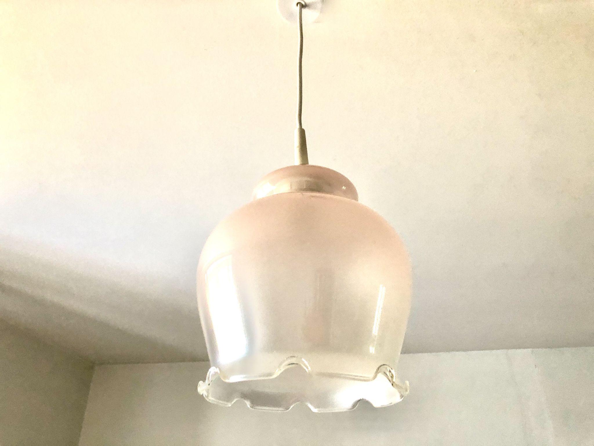 Suspension verre dépoli à volants rose nacré 1960