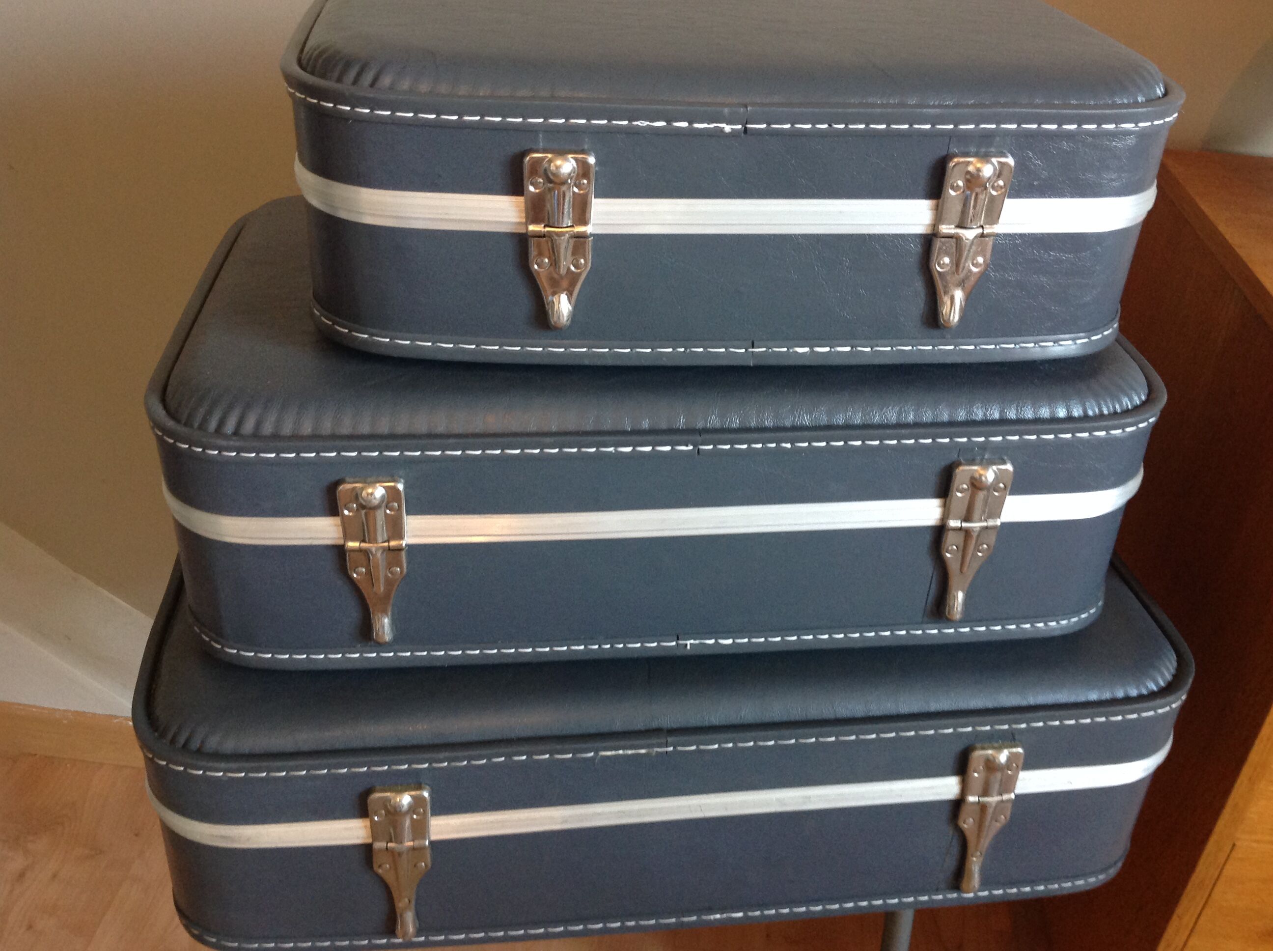 Set of three grey air hostess suitcases / vintage 60s-70s