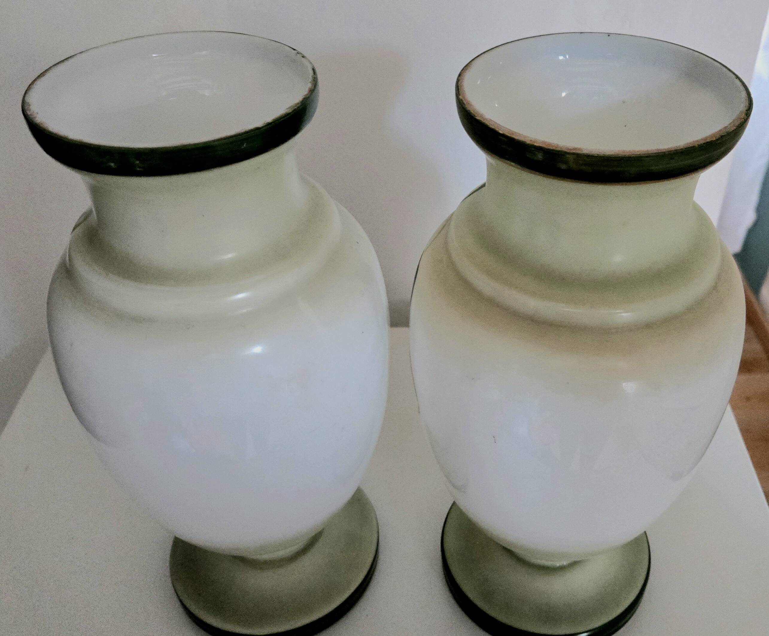 Opaline vase from the Napoléon III period.