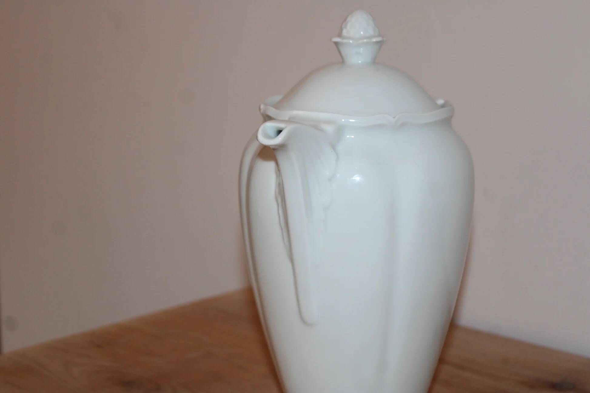 White porcelain coffee pot from Limoges – Former Royal Manufacture